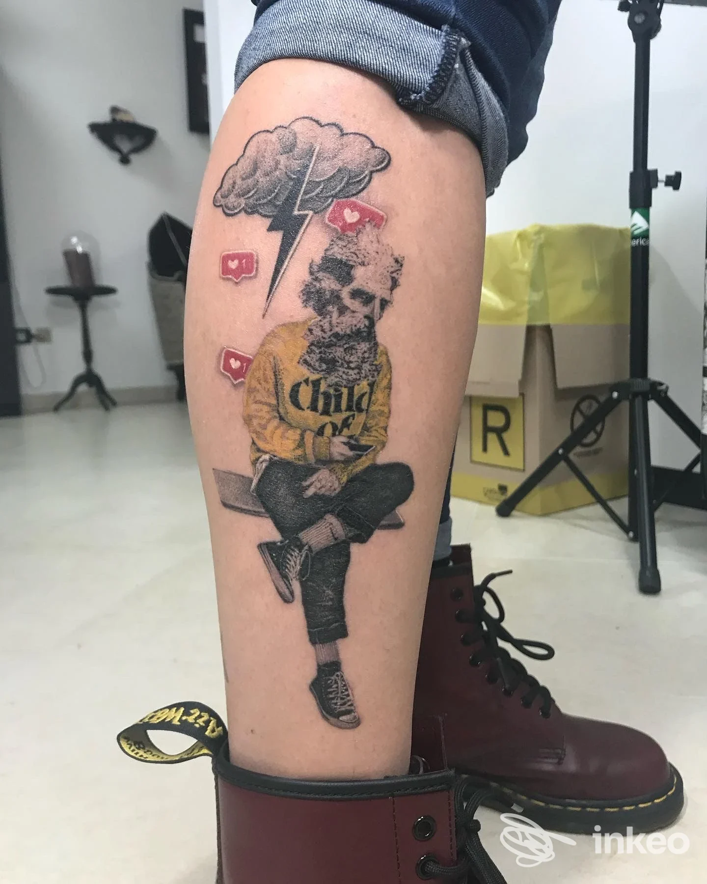 Tatuaggio sul polpaccio raffigurante figura seduta con testa a teschio e nuvola con fulmine, DryInk Tattoo, Selvazzano Dentro.