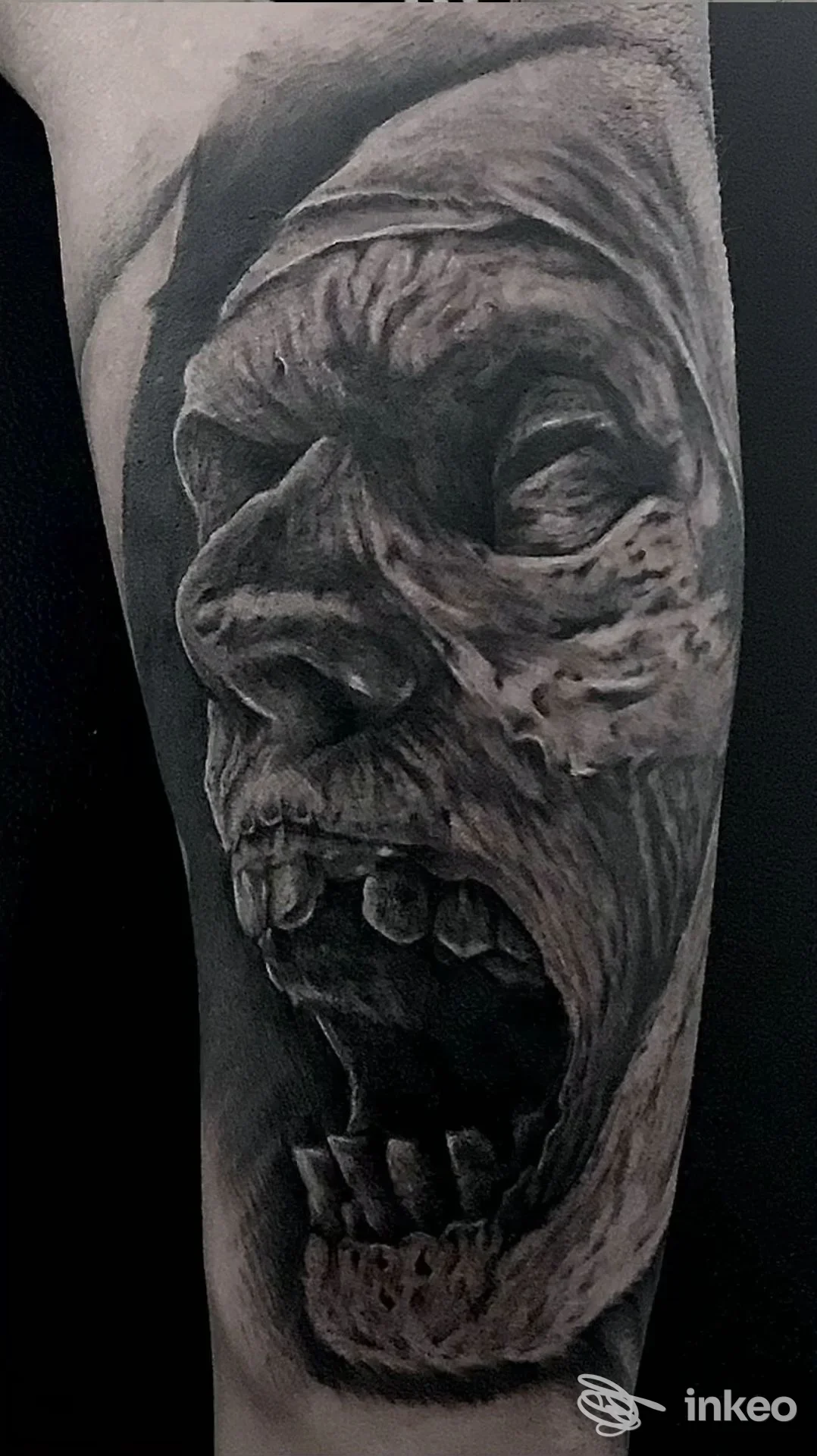 Tatuaggio realistico in bianco e nero raffigurante un volto urlante su avambraccio, DryInk Tattoo, Selvazzano Dentro.