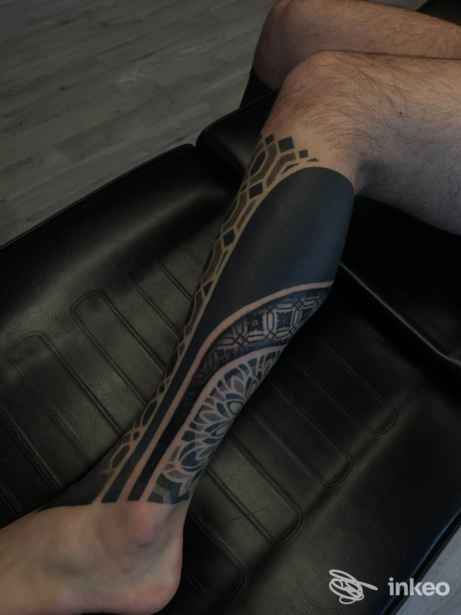 Gamba tatuata con motivi geometrici e ampia parte nera, foto per EFFEZETA tattoo a Limena.