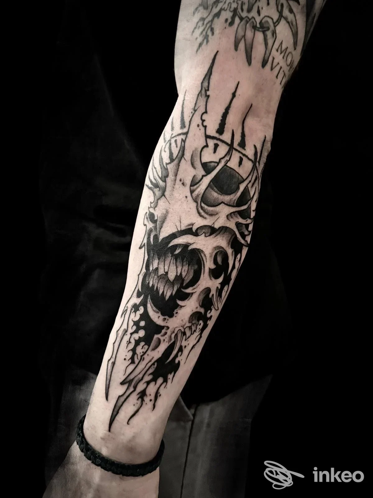 Tatuaggio blackwork su avambraccio con cranio stilizzato, foto dello studio FiArt tattoo a Malo, inquadratura dal polso al gomito.