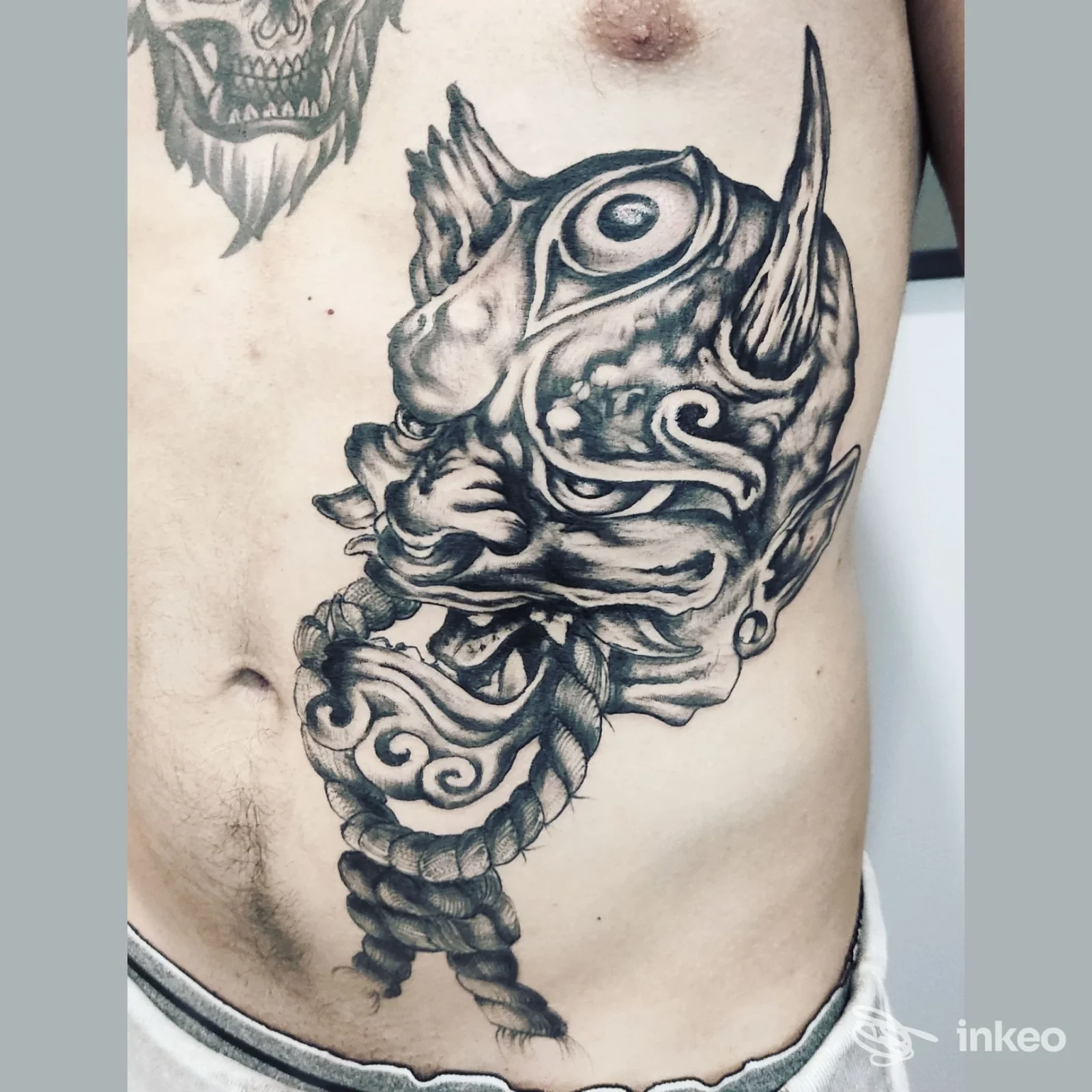 Ampio tatuaggio in bianco e nero sul fianco e addome di un uomo, foto scattata per Dirty Line Tattoo Studio a Padova.