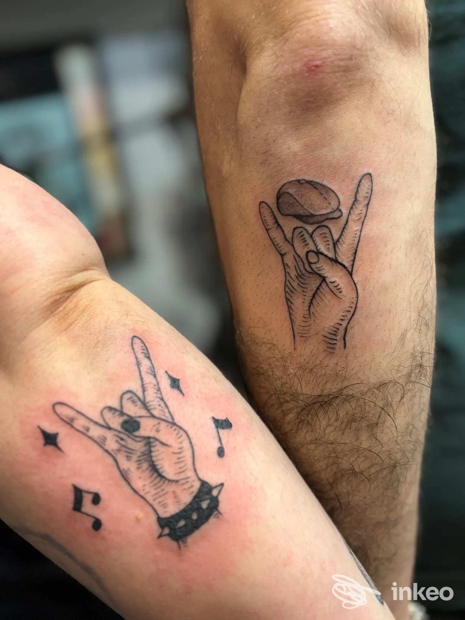 Due avambracci con tatuaggi a linee di mani che fanno il segno delle corna, foto per Dirty Line Tattoo Studio, Padova.