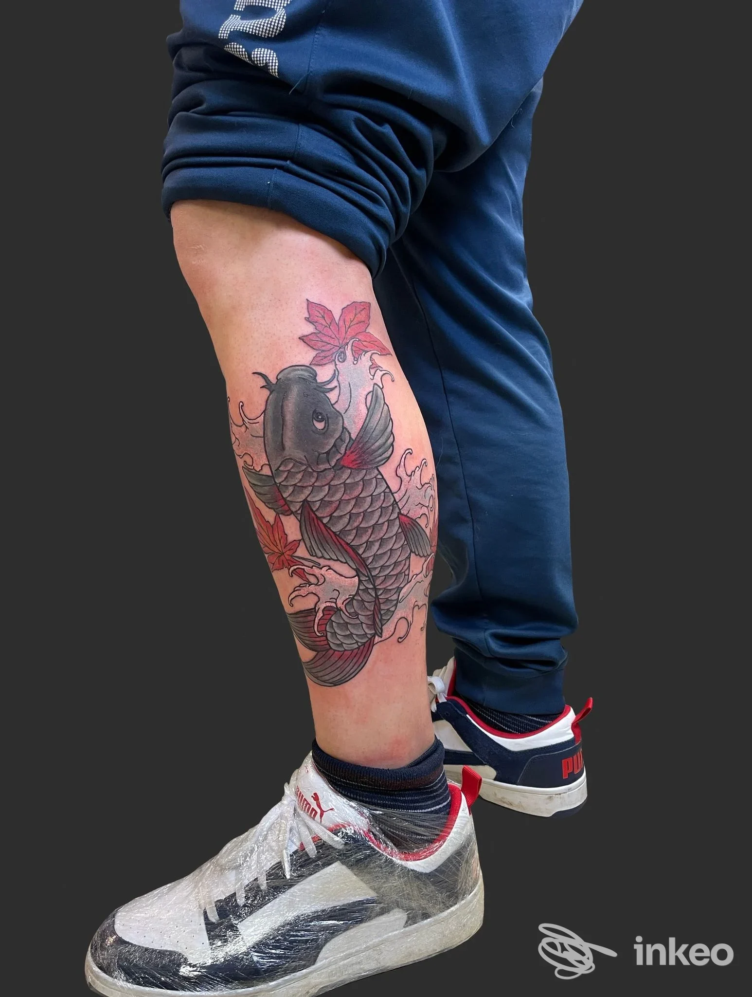 Foto del polpaccio con tatuaggio carpa koi e foglie, First Order Tattoo Studio Padova.