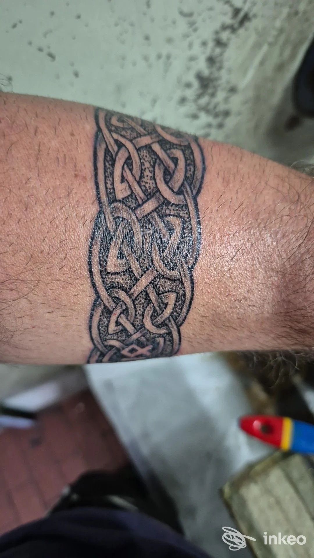 Bracciale a nodo in stile celtico tatuato sull'avambraccio. Immagine per il portfolio di Fiumix & Quila Tattoo, Cittadella.