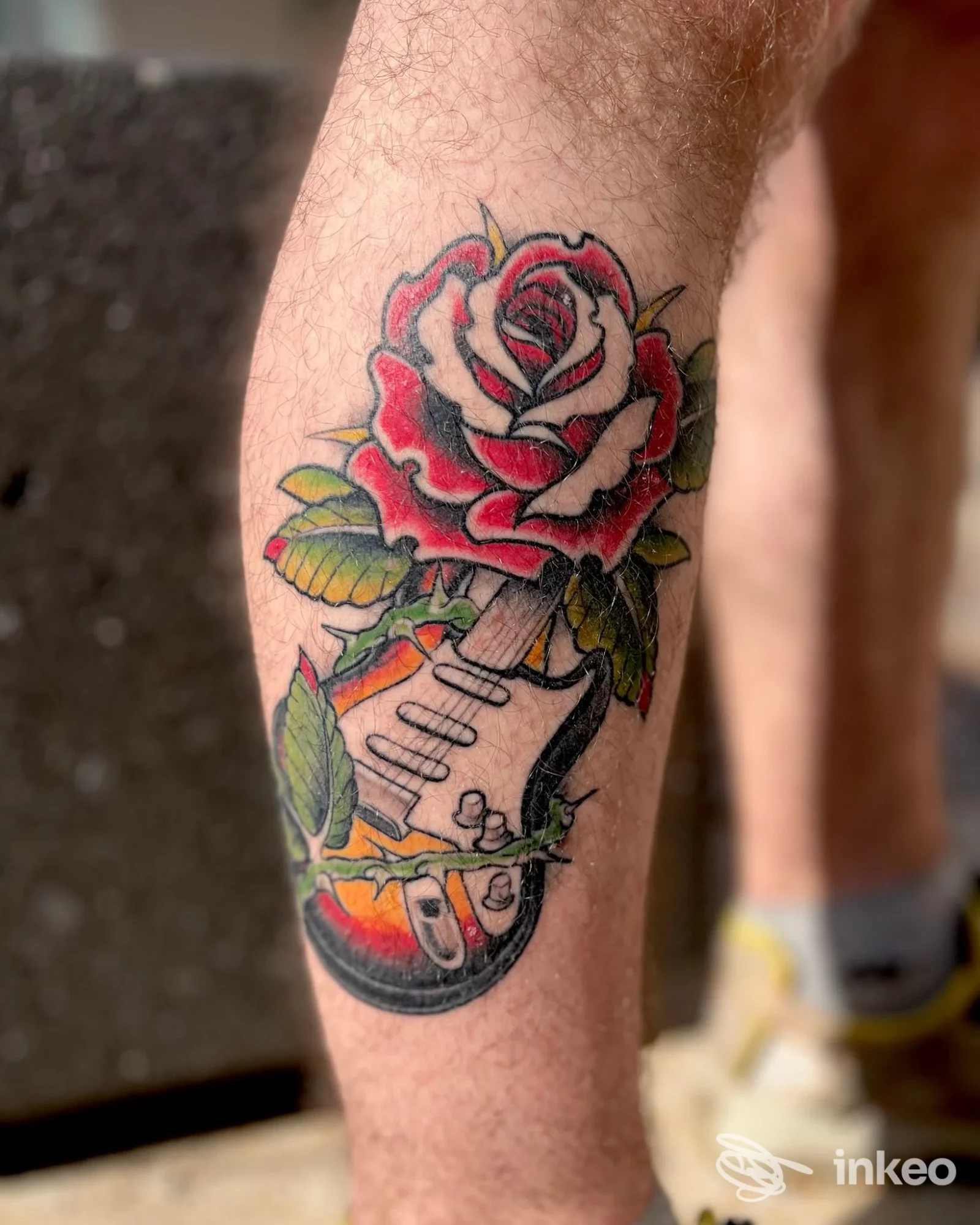 Tatuaggio su polpaccio con rosa rossa e chitarra elettrica, Flow Tattoo Studio, Camposampiero.