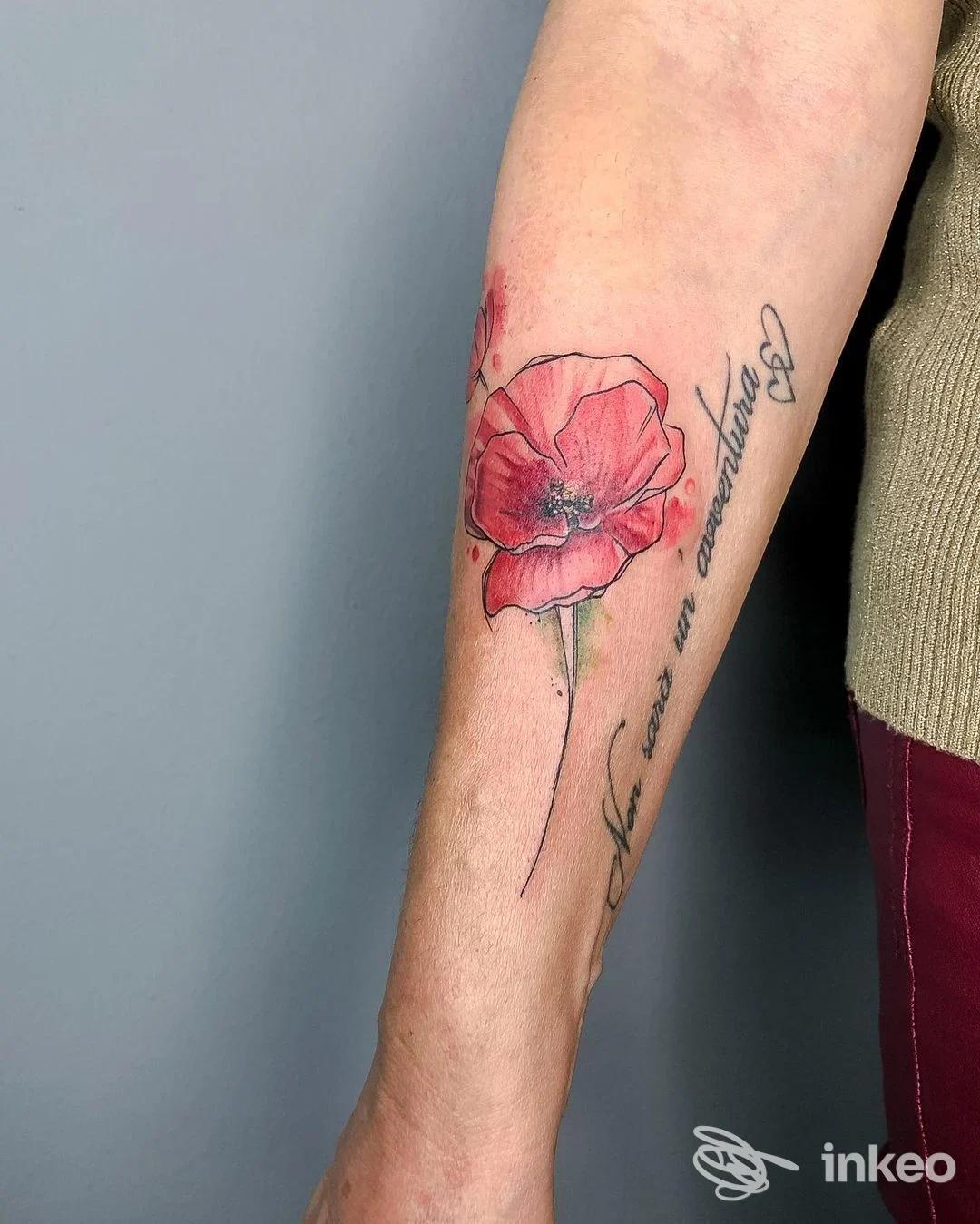 Tatuaggio a colori di un papavero e scritta corsiva sull'avambraccio, Giada Tattoo, San Martino di Lupari.