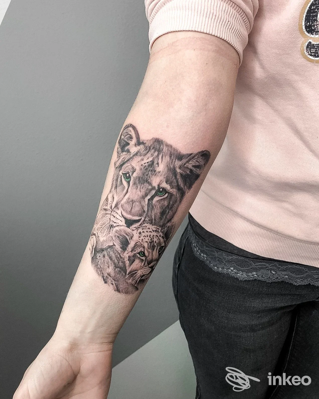Tatuaggio realistico su avambraccio con due teste di felini, foto inviata da Giada Tattoo a San Martino di Lupari.