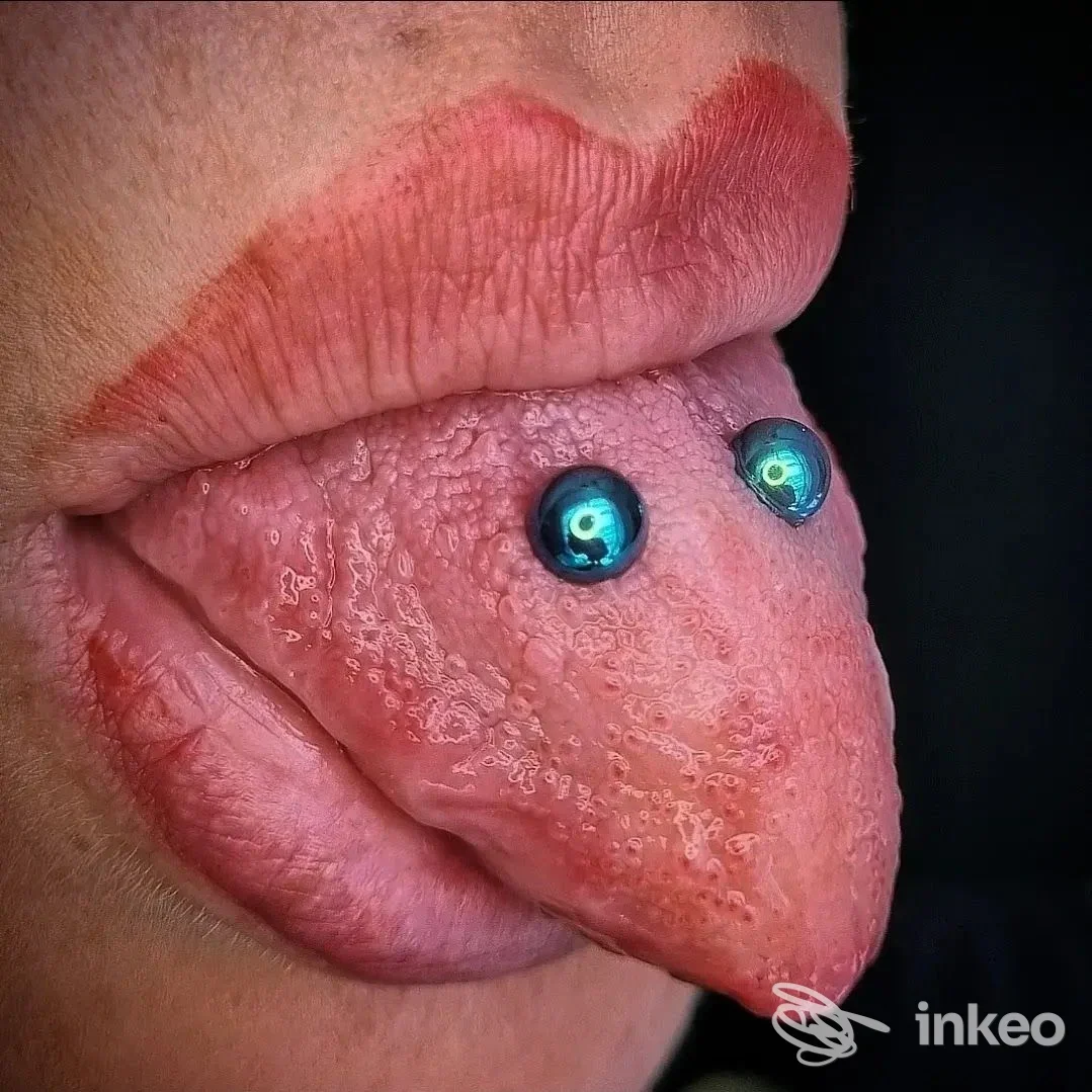 Primo piano di una lingua con due piercing a sfera, foto fornita da GioRGia BodyPiercer, San Donà di Piave.