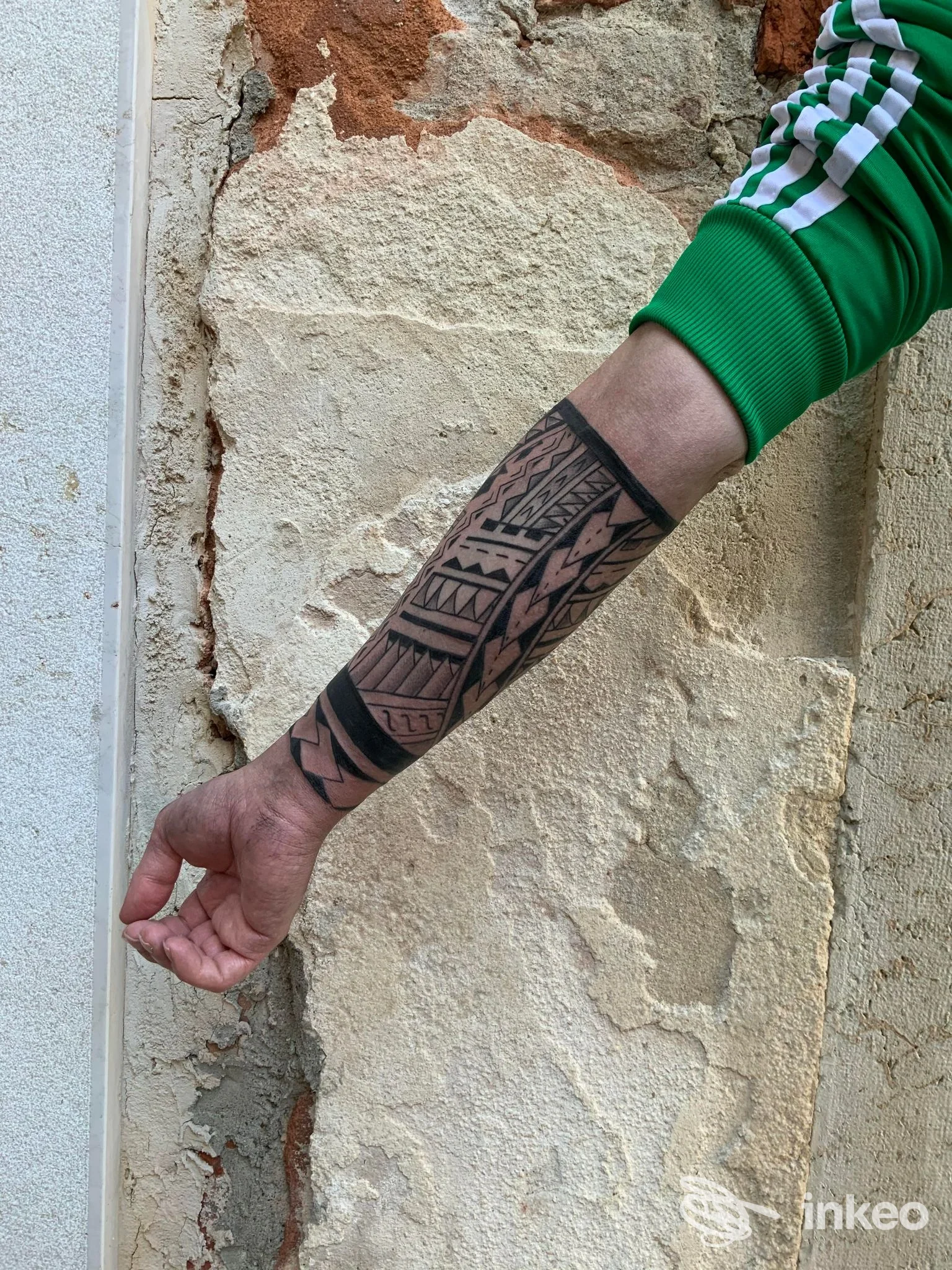 Avambraccio tatuato con motivo geometrico/tribale; foto inviata da Giovanna Zorn GioTattoo, Venezia.