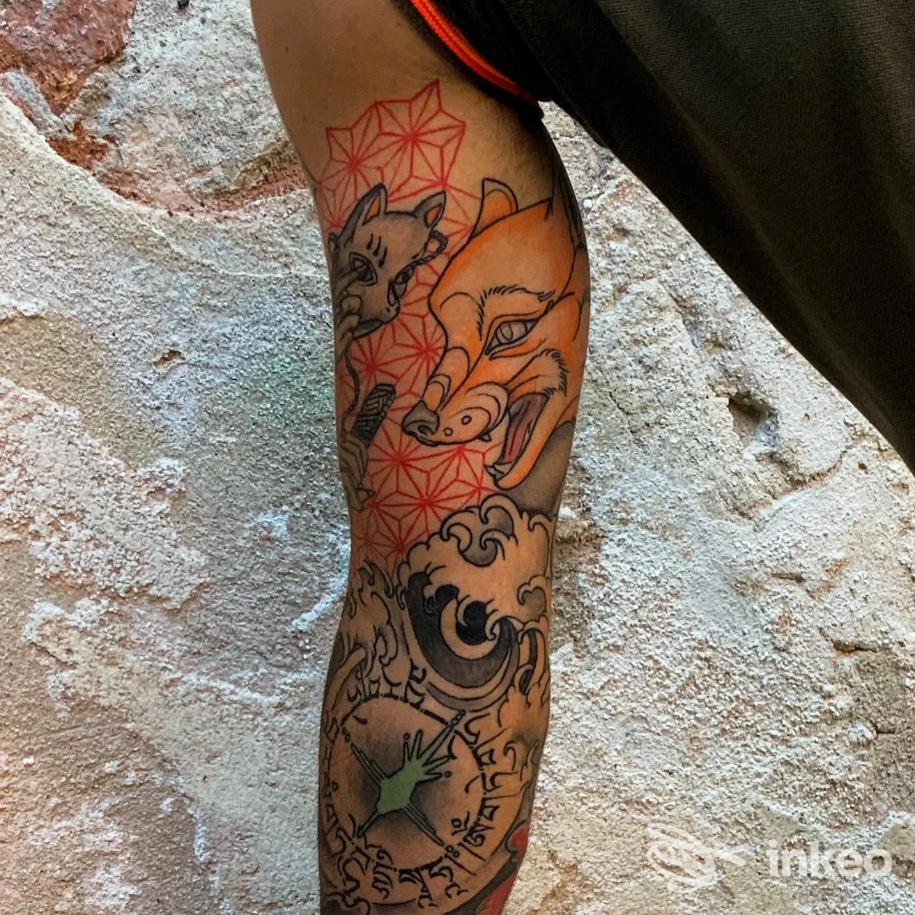 Tatuaggio a manica sul braccio con una volpe arancione, motivi geometrici rossi e onde nere, realizzato da Giovanna Zorn GioTattoo a Venezia.