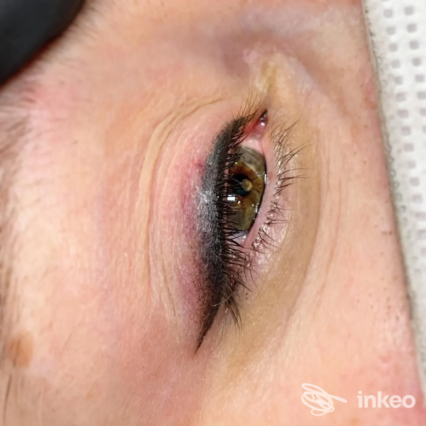 Primo piano di palpebra con eyeliner permanente eseguito da Giulia Bondesan Permanent Make Up, Rovigo.