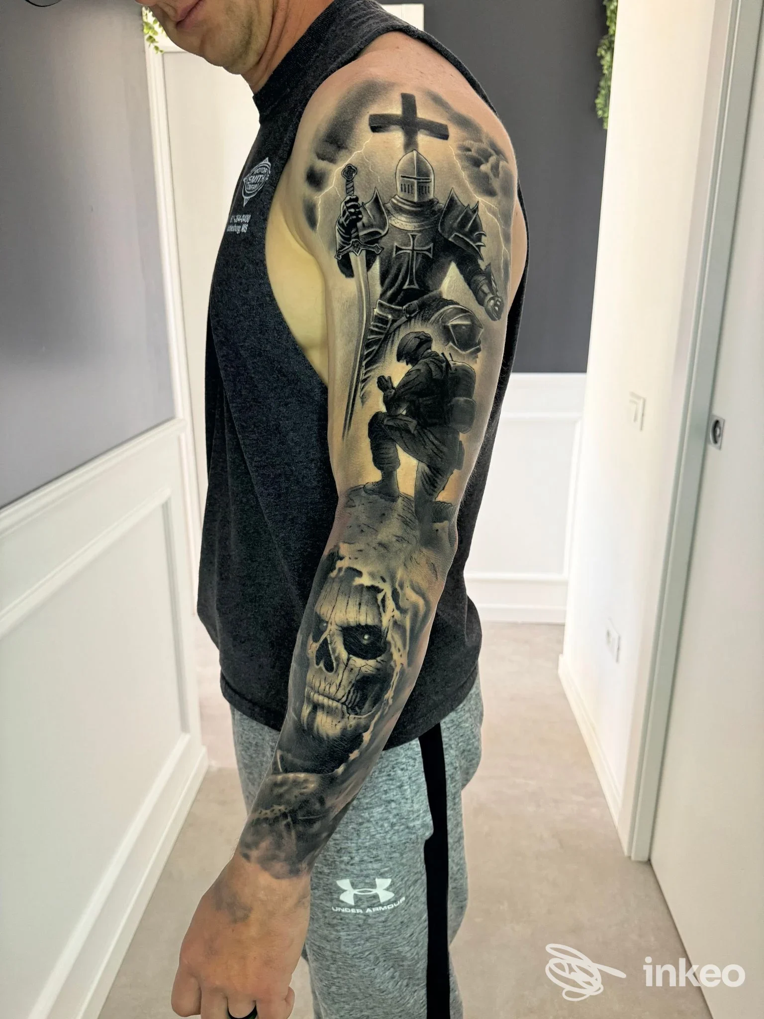 Ampia manica tatuata in stile realistico in nero e grigio su braccio sinistro, cavaliere e teschio - Global Empire Tattoo & PMU, Limena