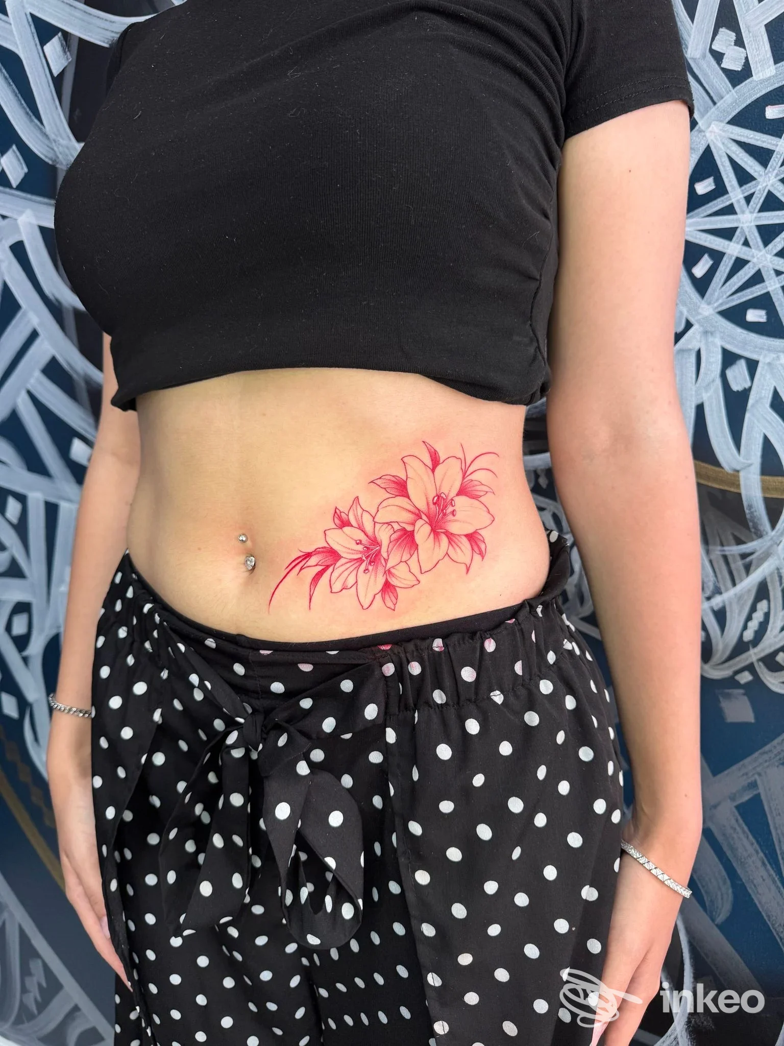 Tatuaggio floreale rosa sul fianco e addome di una cliente, foto fornita da Global Empire Tattoo & PMU, Limena.
