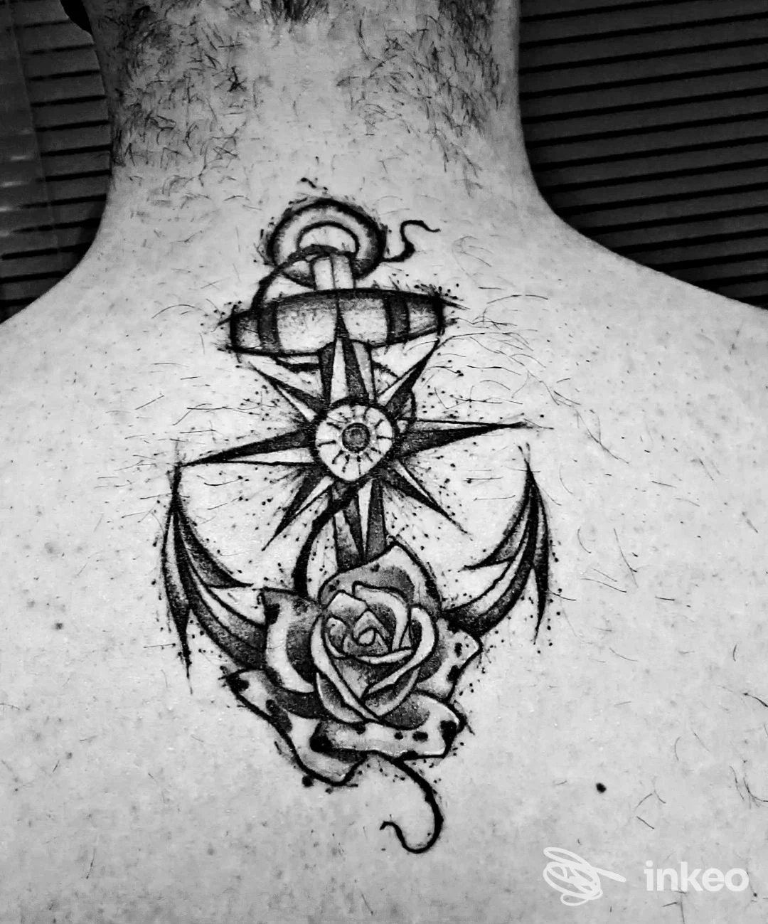 Tatuaggio di ancora con bussola e rosa sulla parte superiore della schiena, Gamma Line Tattoo & Piercing, Sedico.