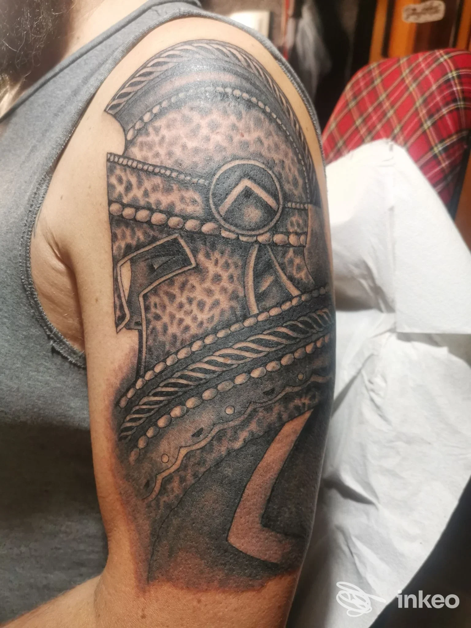 Tatuaggio blackwork su spalla e deltoide, foto inviata dallo studio Gigi Tattoo a Montecchio Maggiore.