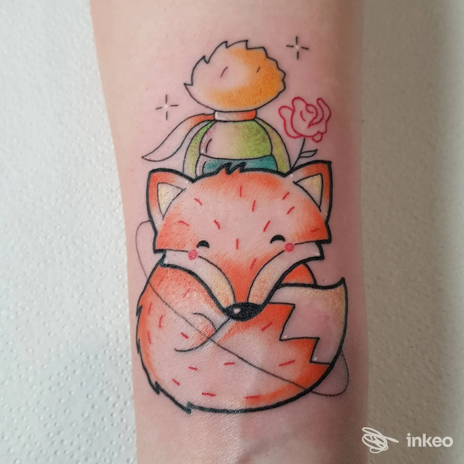 Tatuaggio colorato di una volpe stilizzata sull'avambraccio; fotografia del lavoro per Hostile Tattoo Studio, Feltre.