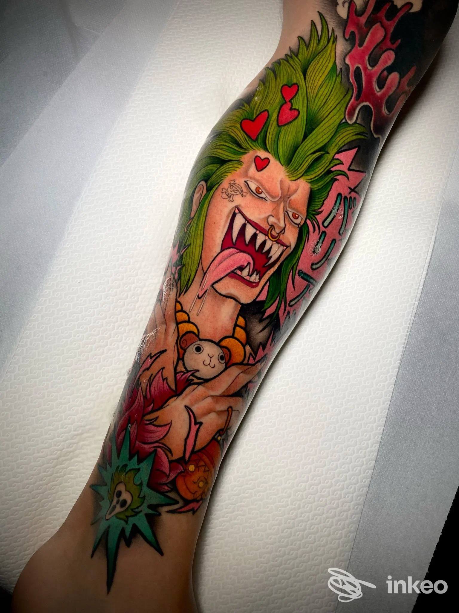 Tatuaggio colorato su avambraccio con personaggio stile cartoon dai capelli verdi e cuori rossi, foto per Hurt Me Babe Tattoo a Padova.