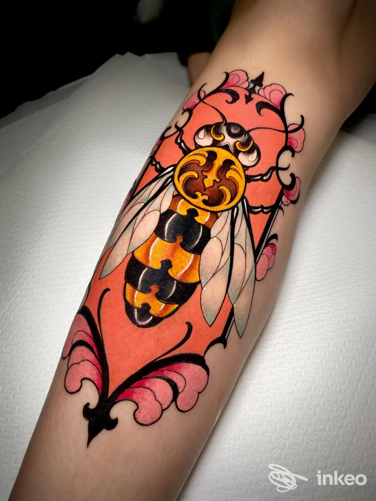 Tatuaggio su avambraccio di un insetto ornamentale con colori vivaci, foto fornita da Hurt Me Babe Tattoo, Padova.
