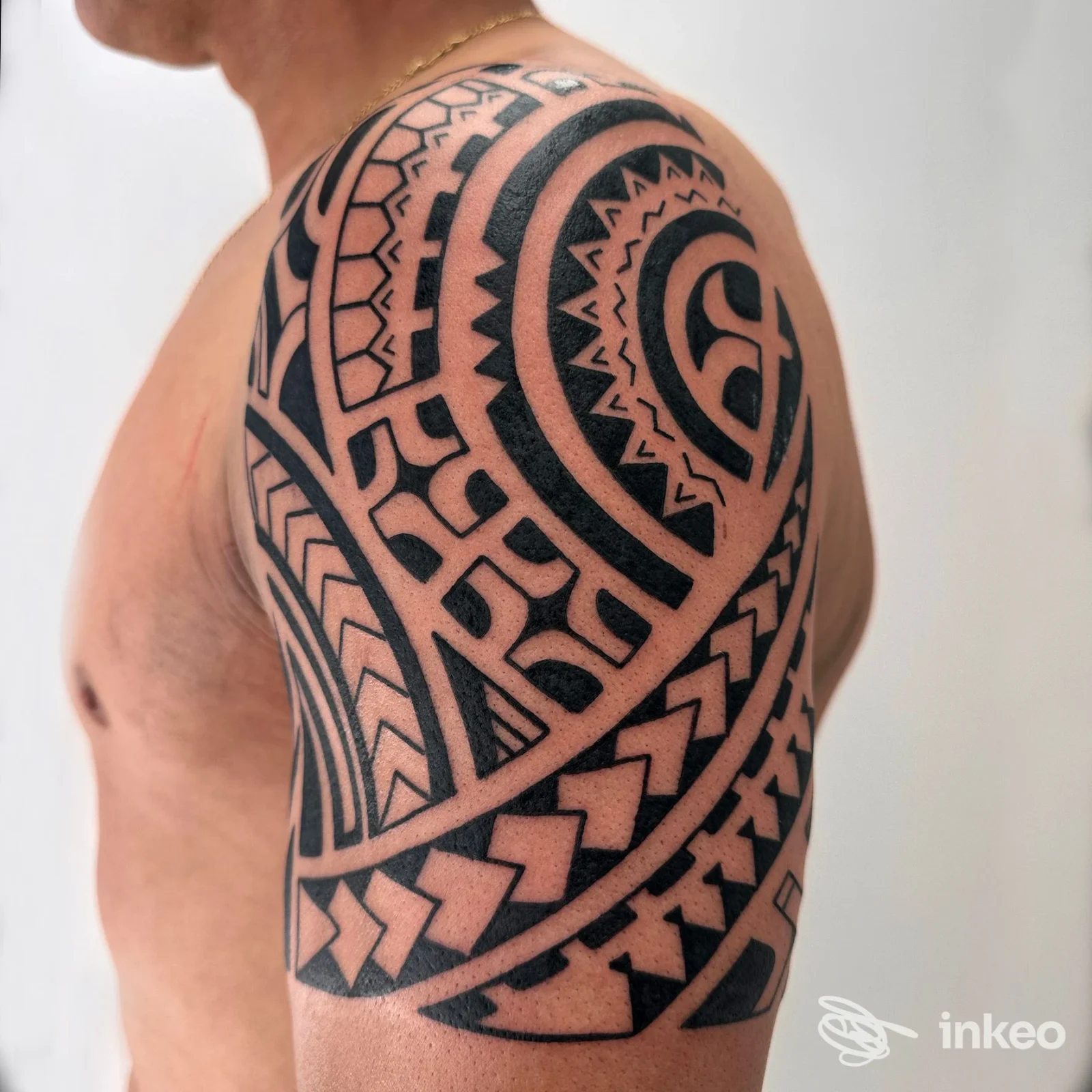Tatuaggio tribale nero su spalla e braccio superiore, foto per I LOVE TATTOO a Casalserugo.