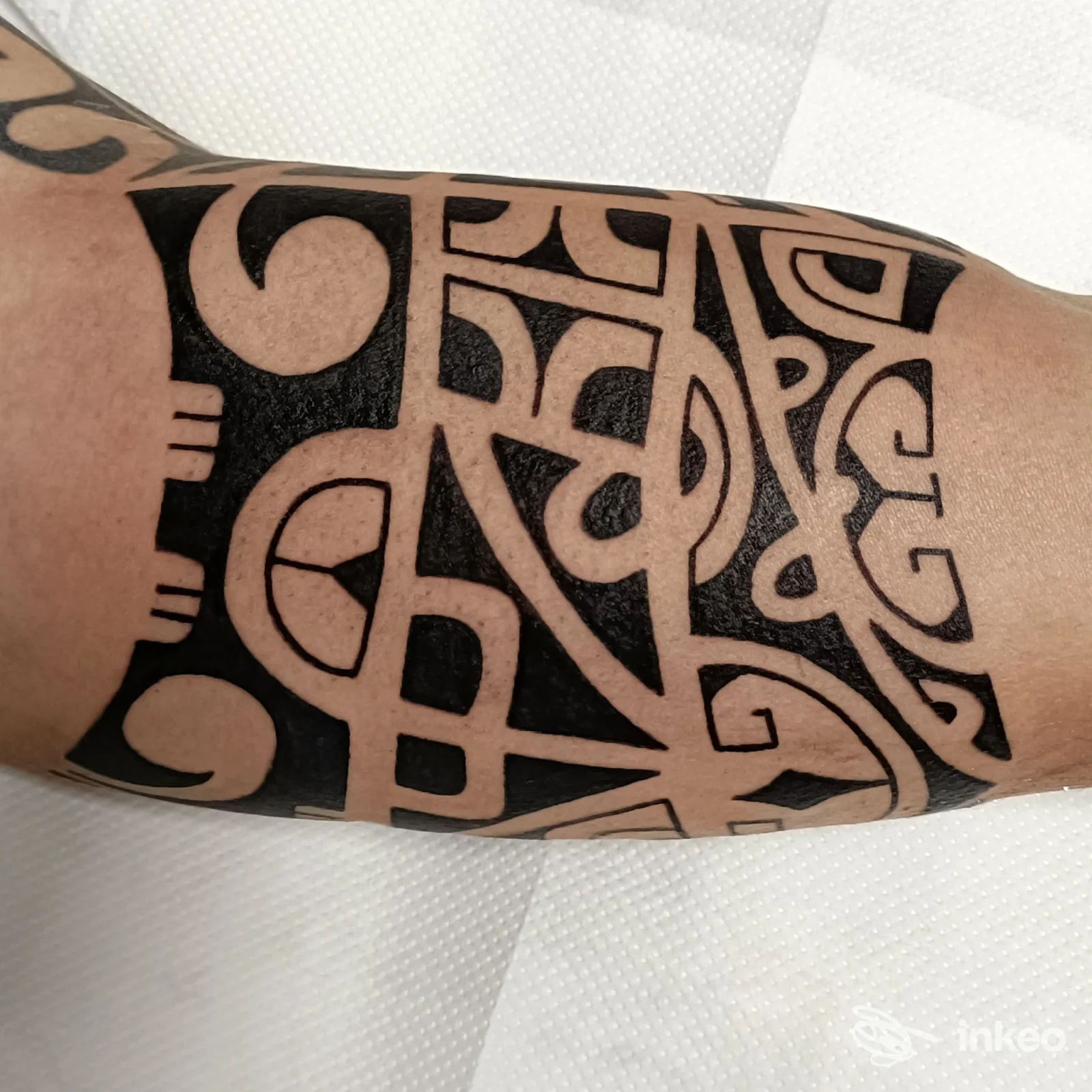 Tatuaggio blackwork tribale su avambraccio e bicipite, eseguito presso I LOVE TATTOO a Casalserugo.