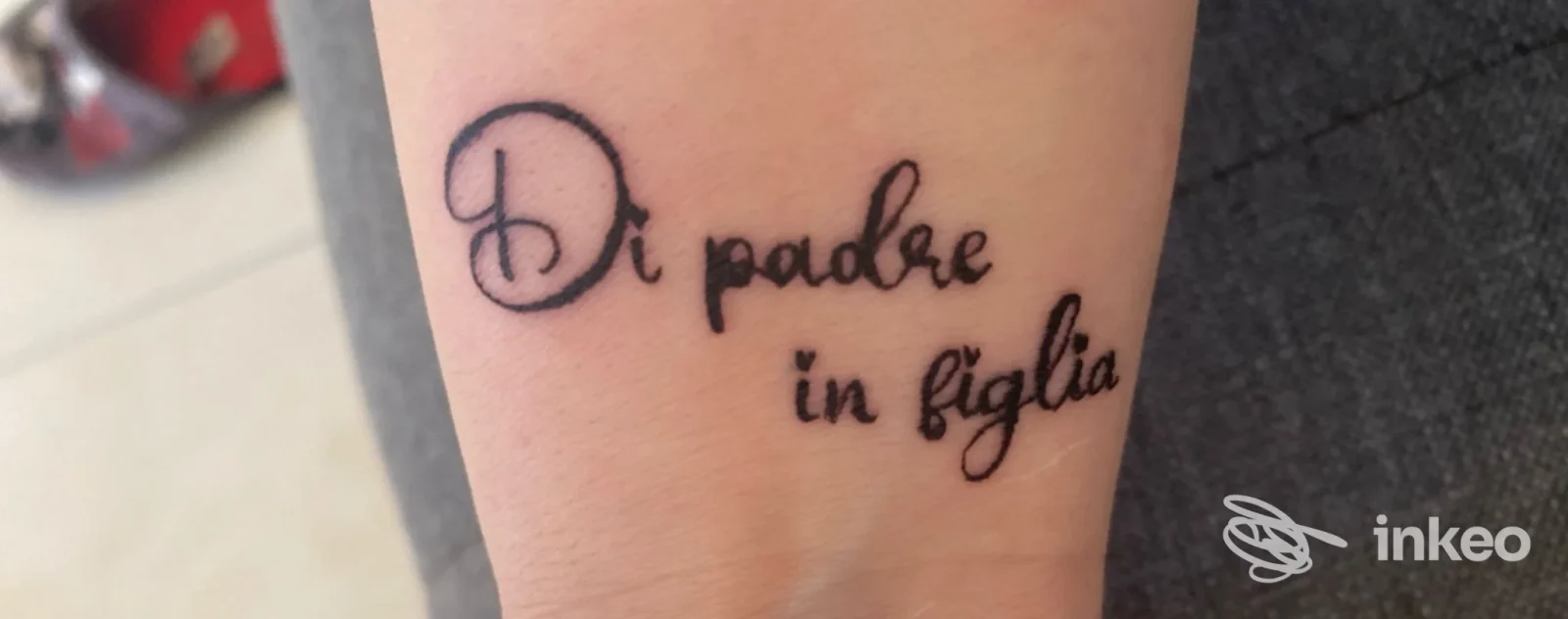 Scritta tatuata «Di padre in figlia» sul polso/avambraccio, realizzata da INK ME Tattoo, Caldogno.