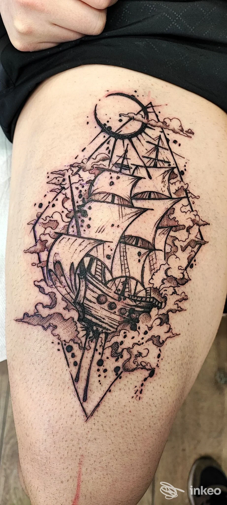 Tatuaggio a tema nave in linework nero e puntinato sulla coscia, fotografato da INKAE TATTOO, Venezia.