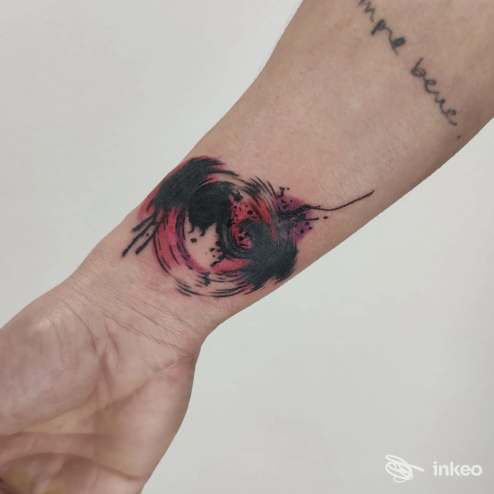 Tatuaggio circolare nero e rosso sul polso, foto realizzata da Il Cervello Anarchico Tattoo a Bassano del Grappa.