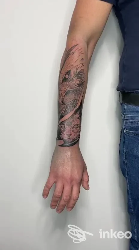 Avambraccio con tatuaggio realistico black & grey esteso; foto fornita da Hypothetical Tattoo Lab, Martellago.