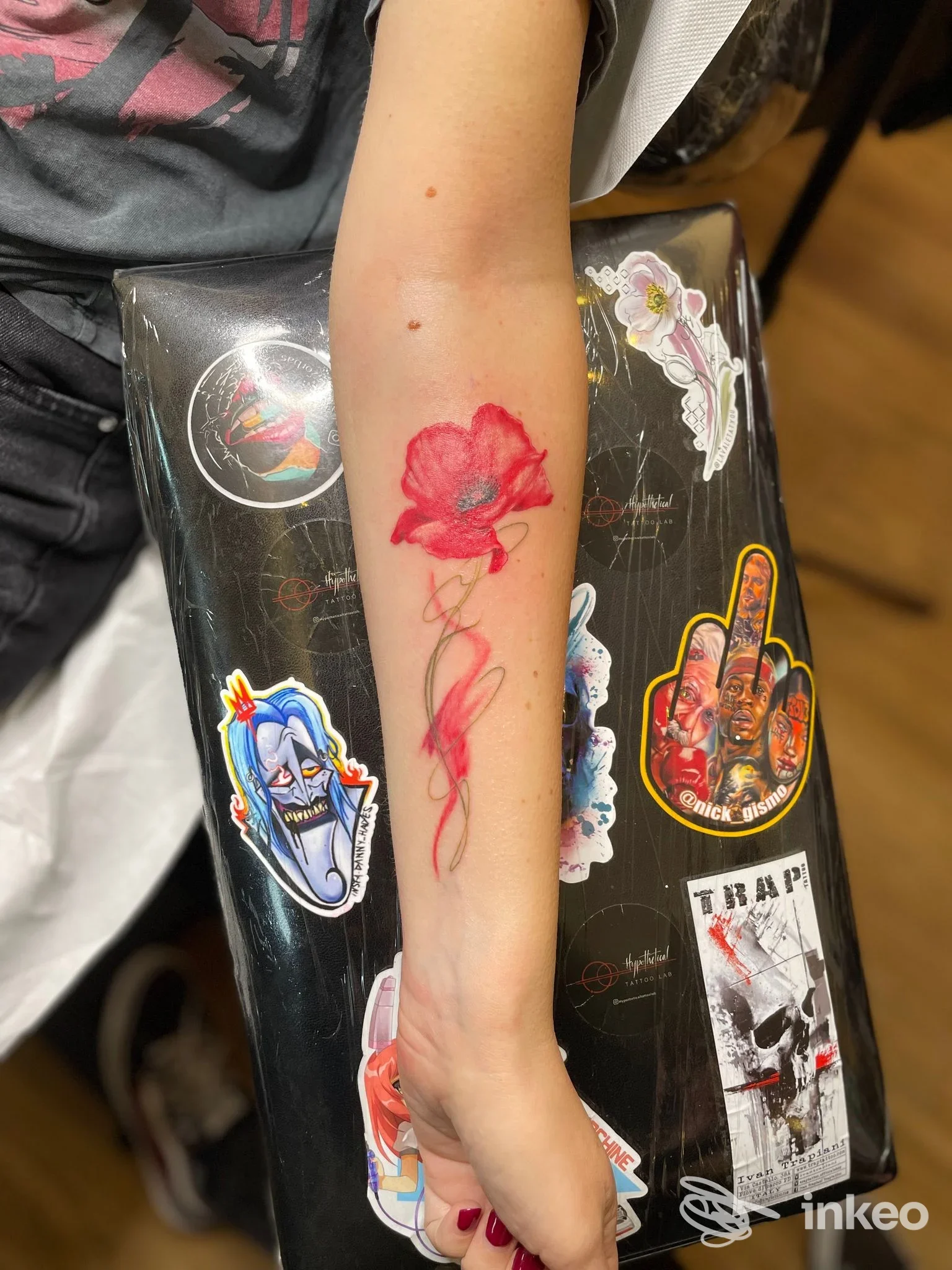 Tatuaggio floreale rosso sull'avambraccio, scatto eseguito presso Hypothetical Tattoo Lab a Martellago.