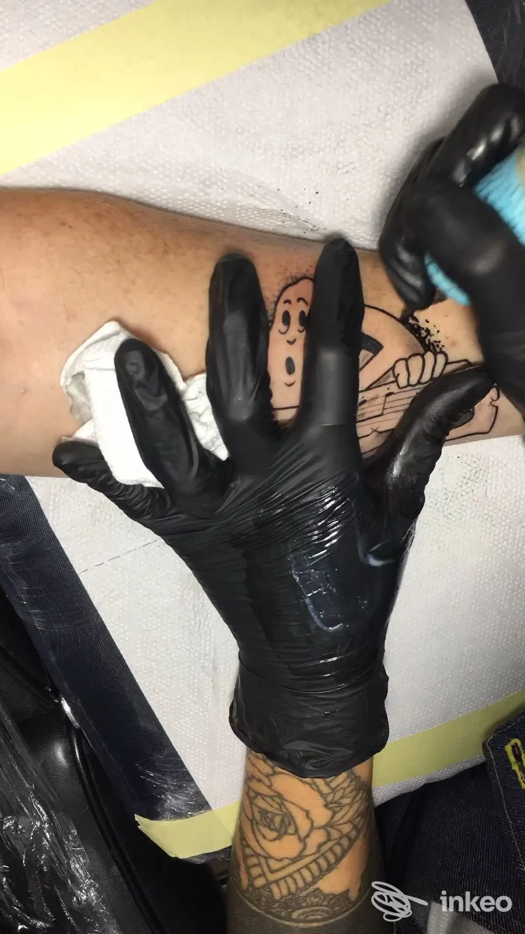 Tatuaggio cartoon in lavorazione sull'avambraccio, foto dallo studio Infracuor Tattoo & Piercing a Riese Pio X.