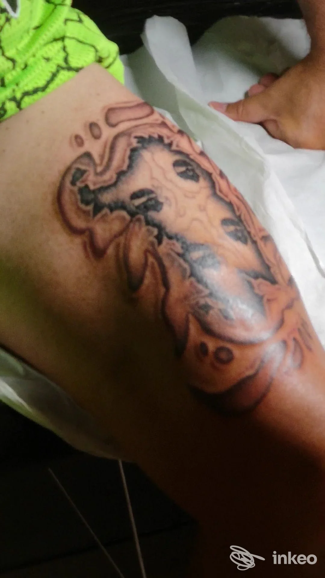 Primo piano di un tatuaggio scuro su coscia, fotografato nello studio Ink Attitude Tattoo Studio a Padova.