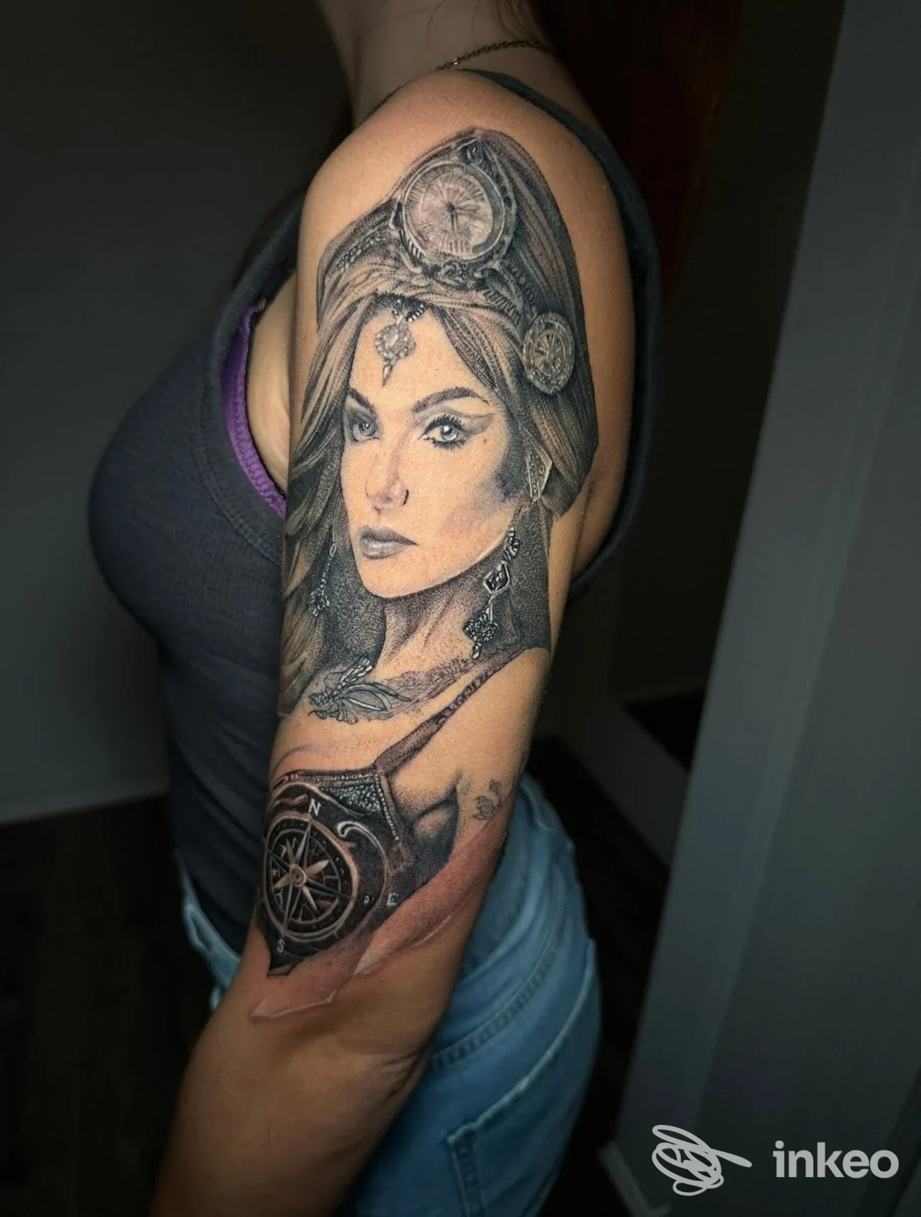 Grande tatuaggio realistico in bianco e nero su spalla e bicipite, Invictus Tattoo Company Italy a Preganziol