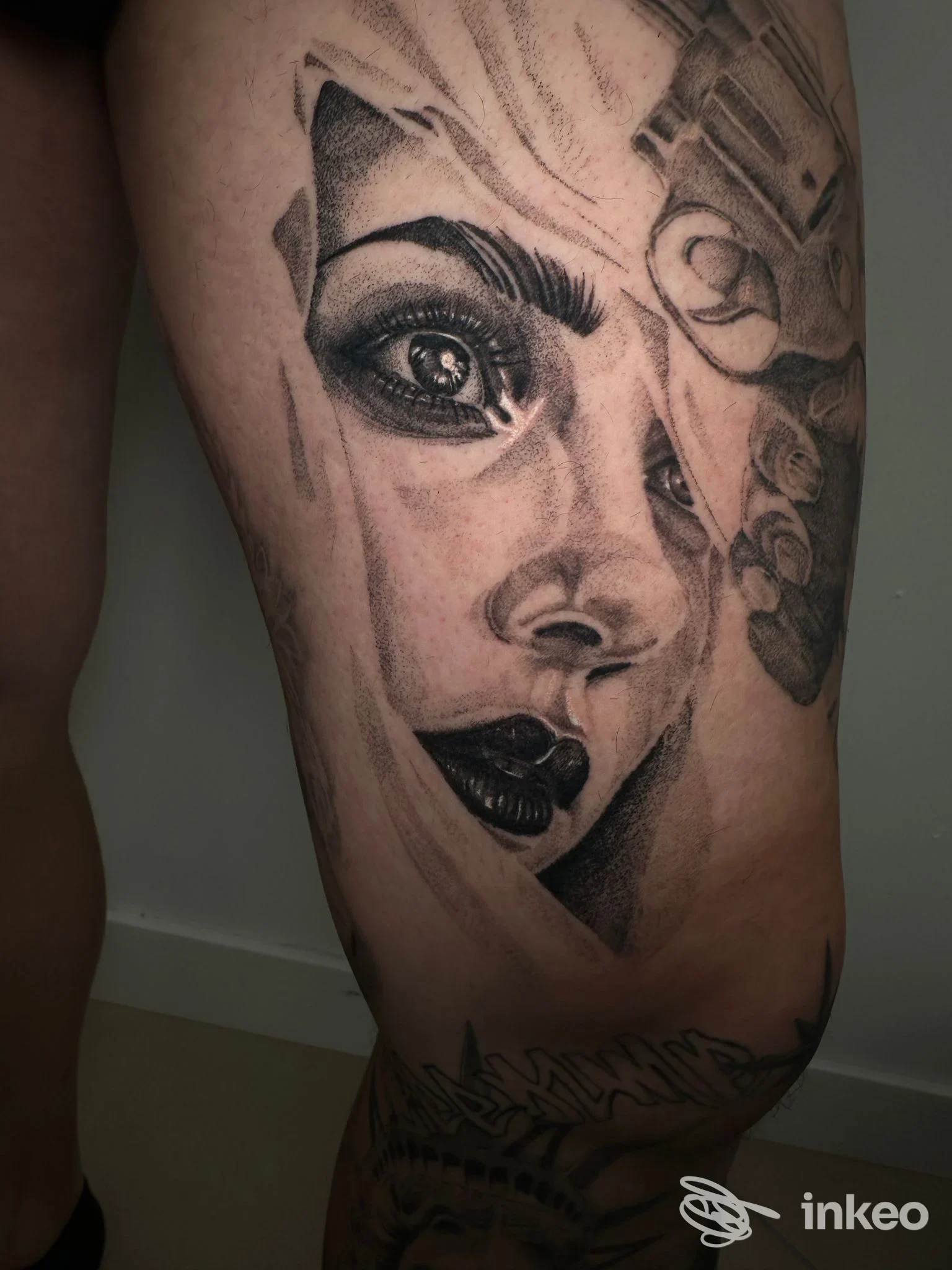 Tatuaggio realistico in bianco e nero di un volto femminile sulla coscia, Invictus Tattoo Company, Preganziol.