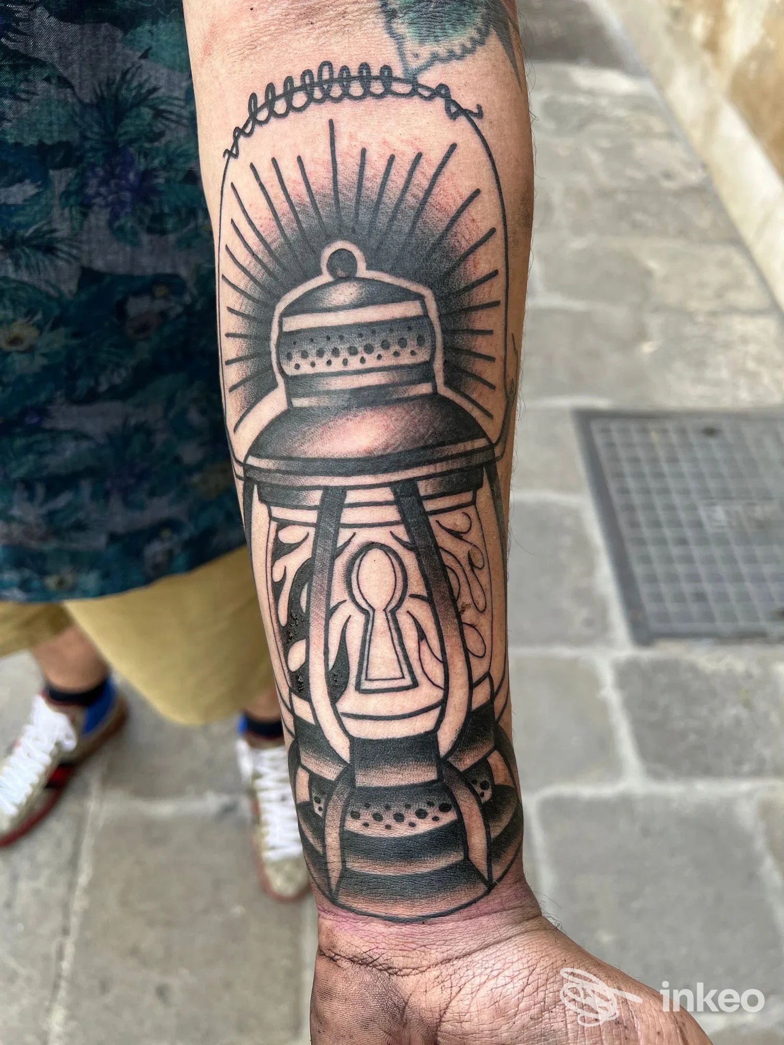 Tatuaggio a lanterna in nero e grigio sull'avambraccio, foto fornita da Klinik piercing e tattoo, Treviso.