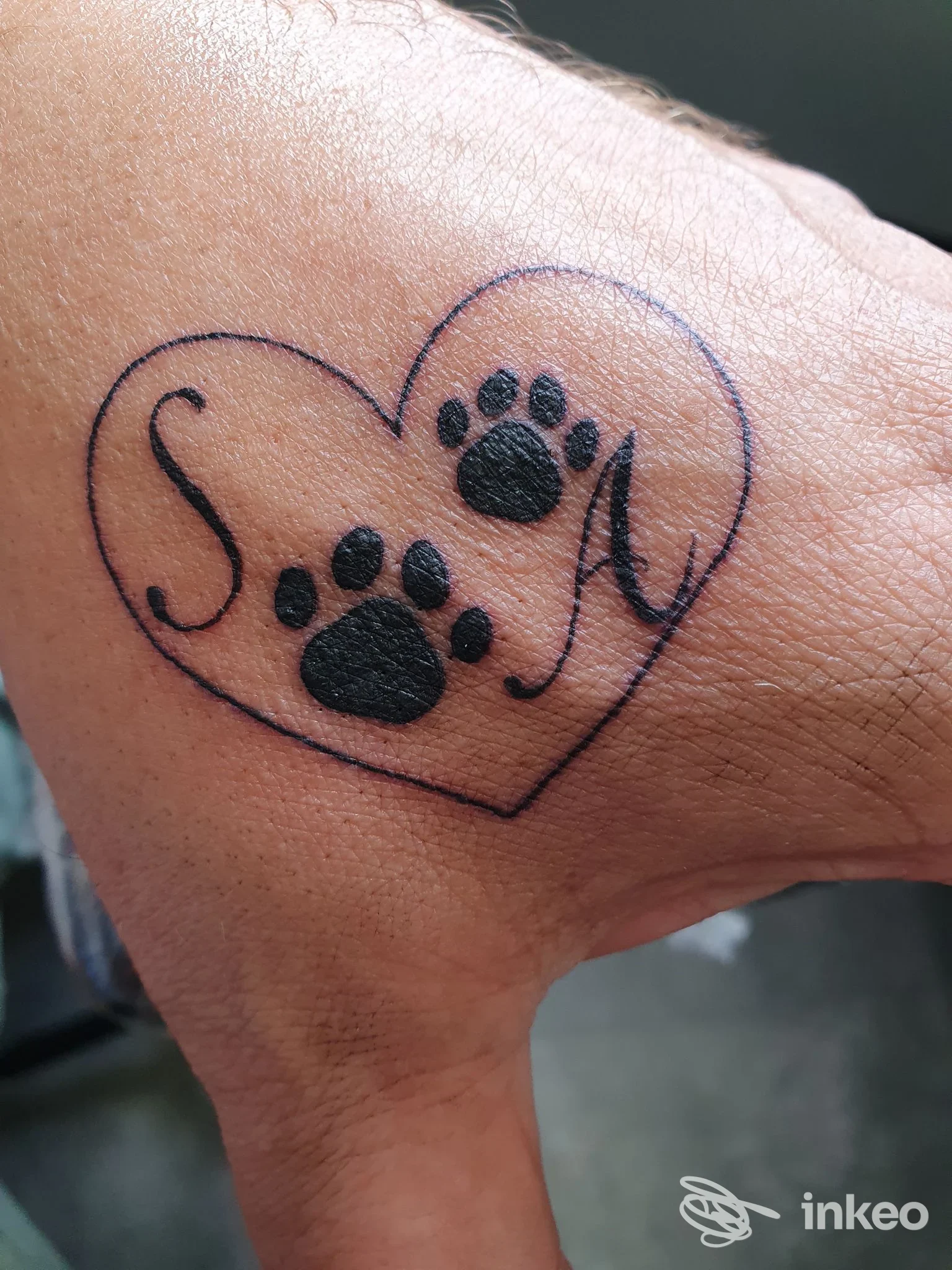 Tatuaggio a cuore con due impronte sul dorso della mano, L’Inchiostreria Tattoo Studio, Monselice.