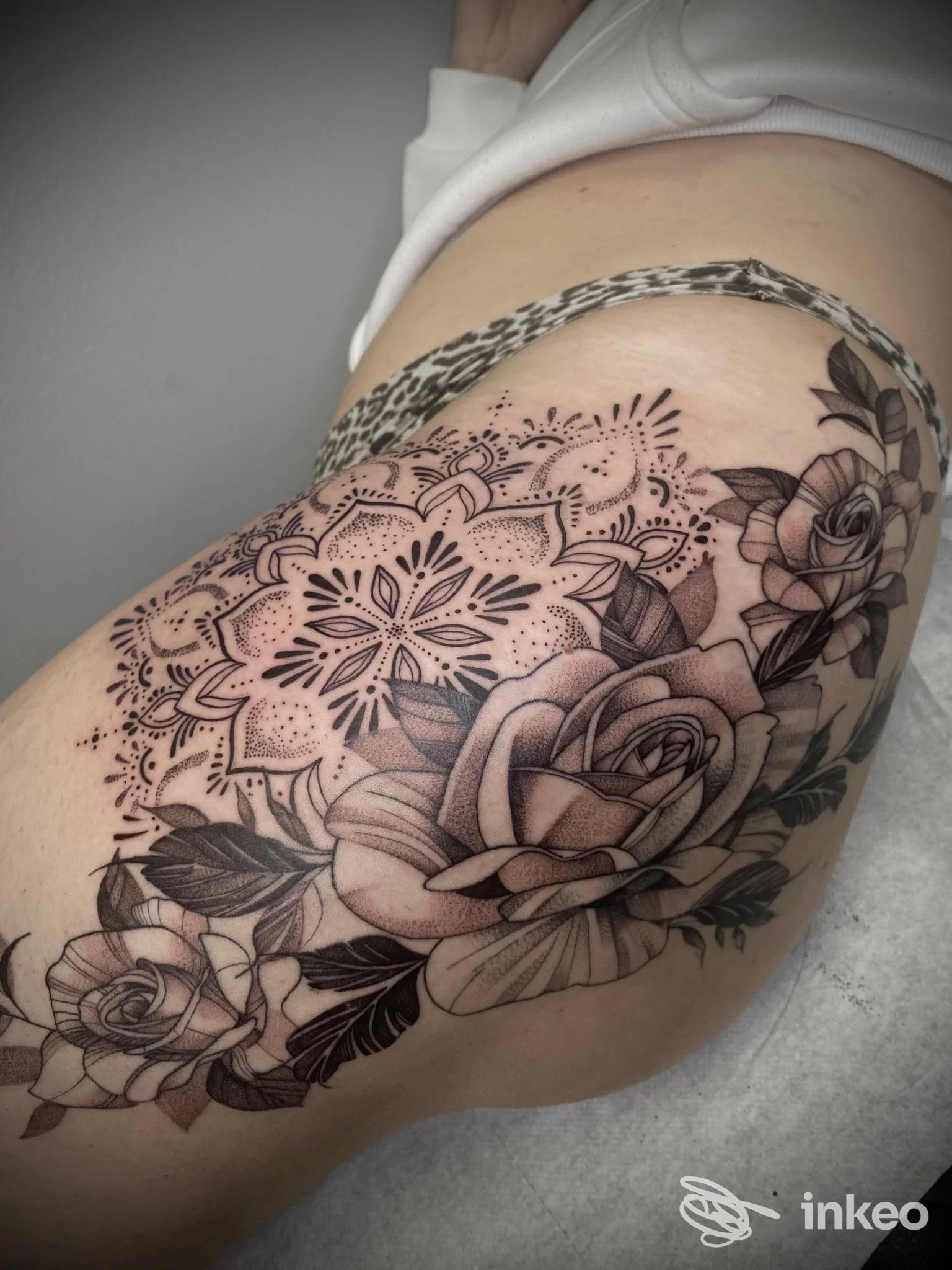 Tatuaggio mandala e rose in bianco e nero sulla parte superiore della coscia. L’Inchiostreria Tattoo Studio, Monselice.