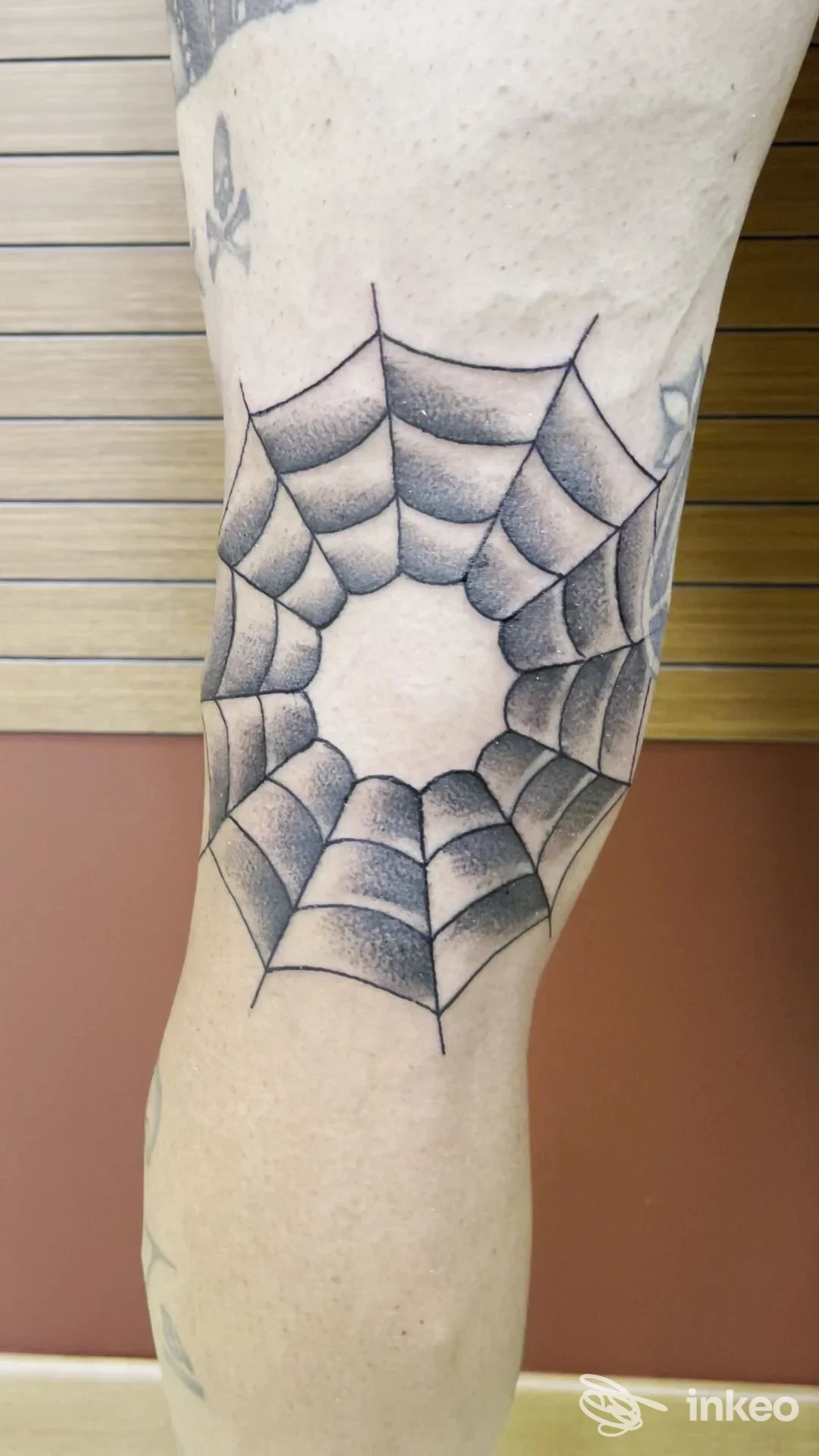 Dettaglio di un tatuaggio ragnatela in dotwork sul retro del ginocchio, fotografia fornita da Indian Tattoo Verona a San Giovanni Lupatoto.