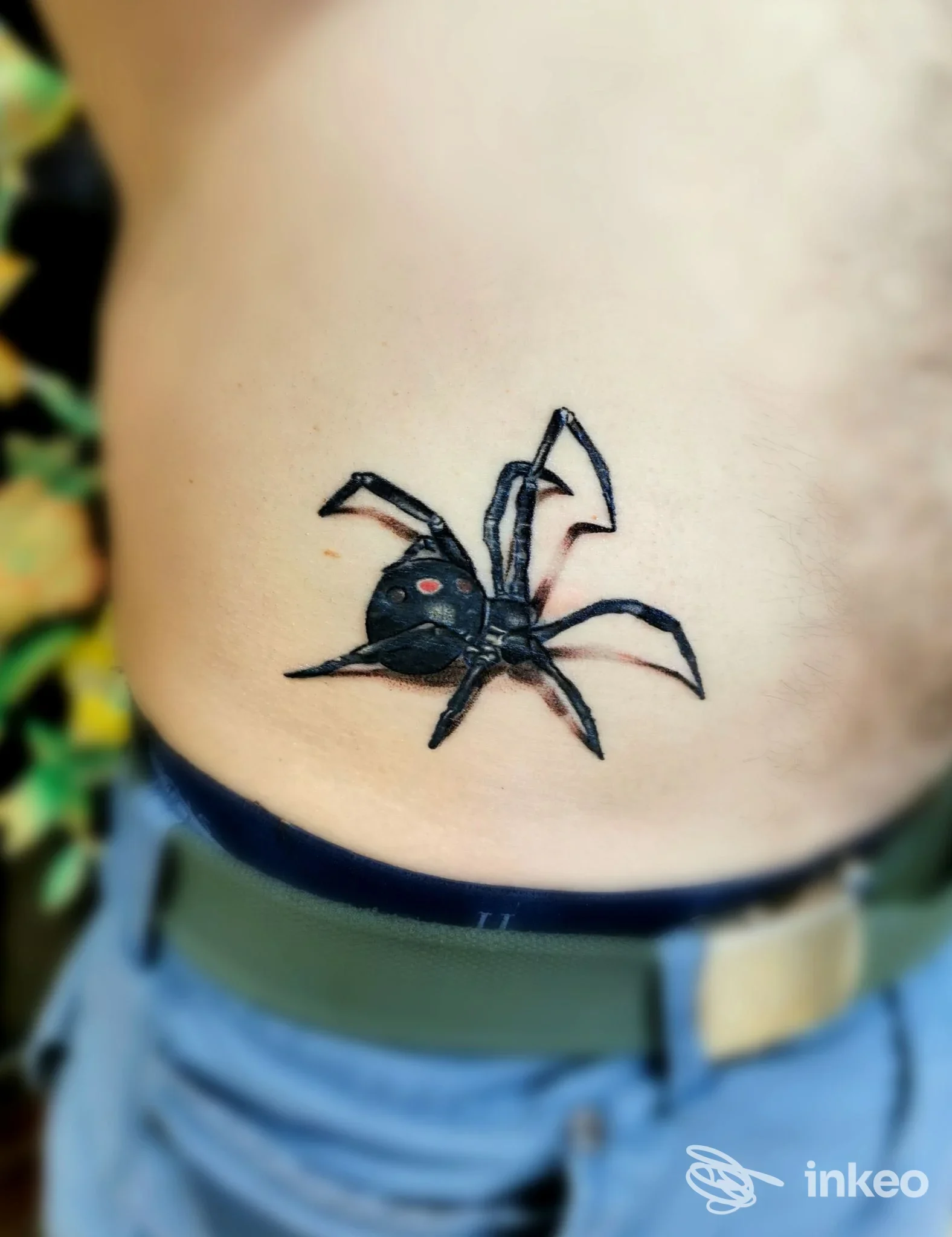 Tatuaggio a ragno nero sul fianco/basso addome, foto inviata da Indian Tattoo Verona a San Giovanni Lupatoto.