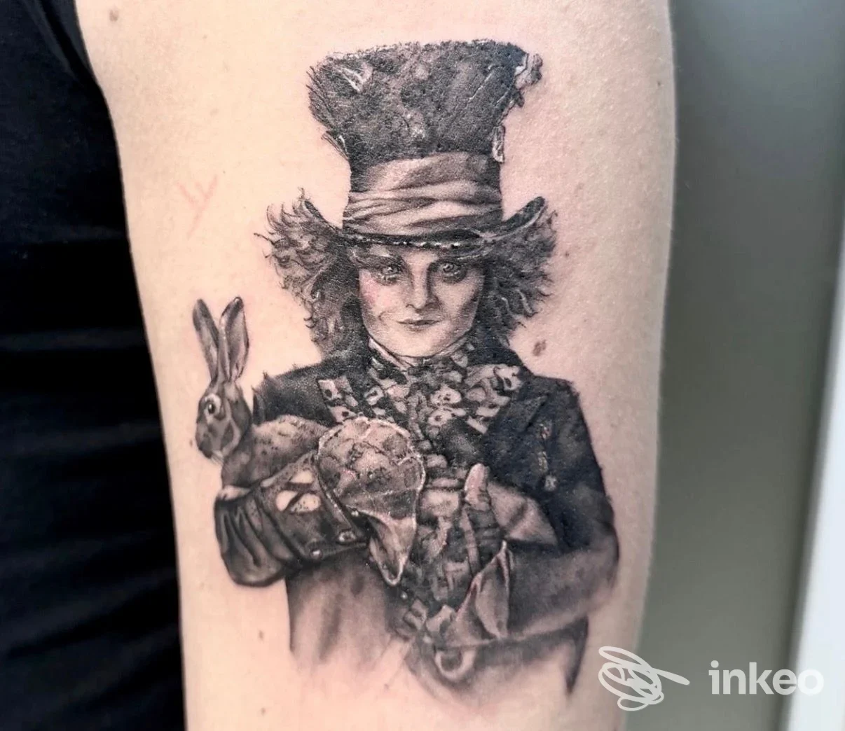Tatuaggio realistico in bianco e nero su avambraccio presso Ink Drop Tattoo Studio, Quarto d'Altino.