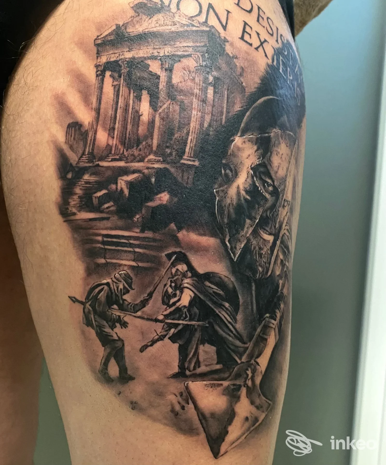 Tatuaggio realistico in bianco e nero su braccio con tempio classico e scene di guerrieri — Ink Drop Tattoo Studio, Quarto d'Altino.