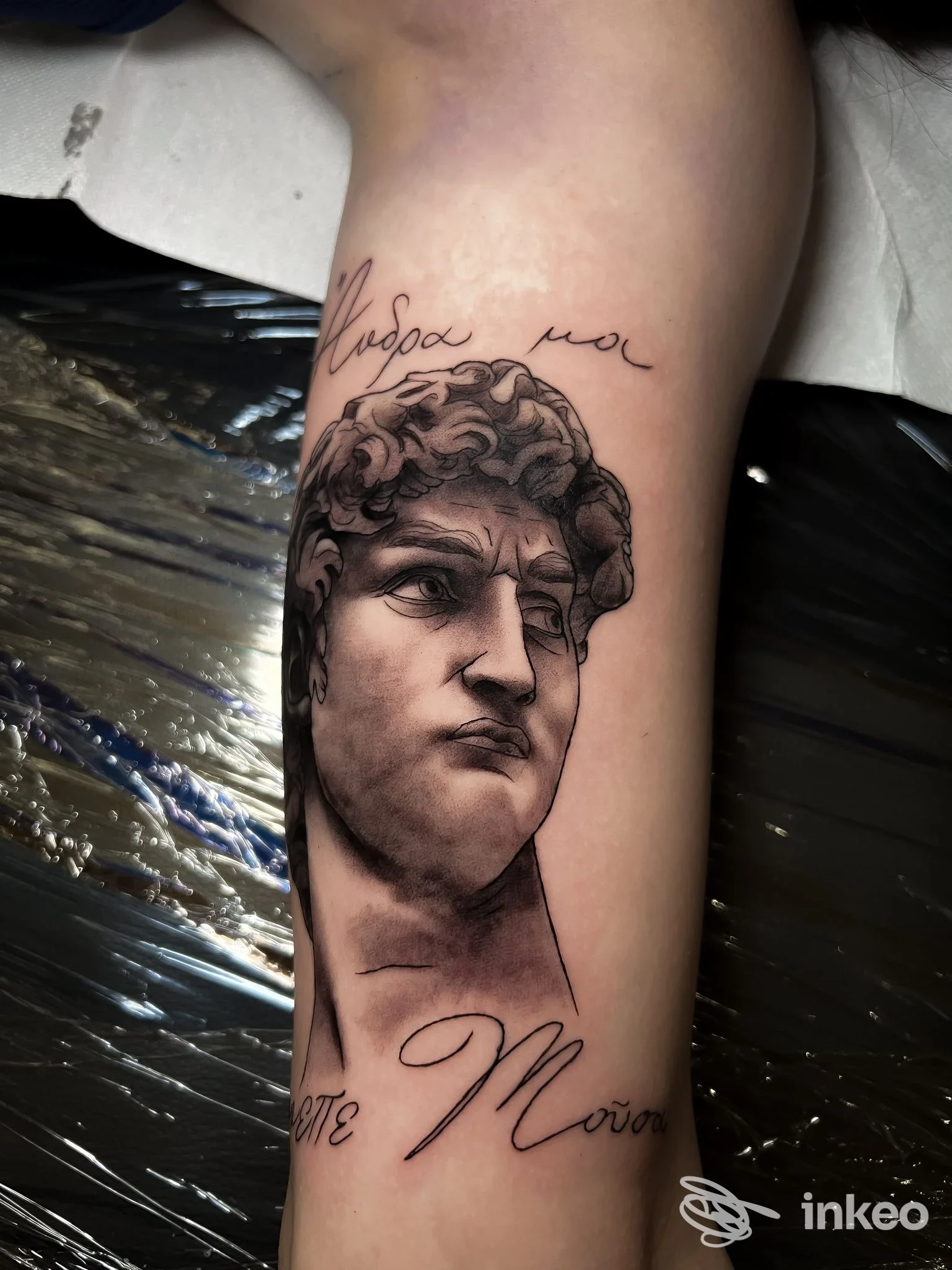 Tatuaggio realistico black & grey della testa di una statua su avambraccio, Karashò Tattoo Studio, Raldon.