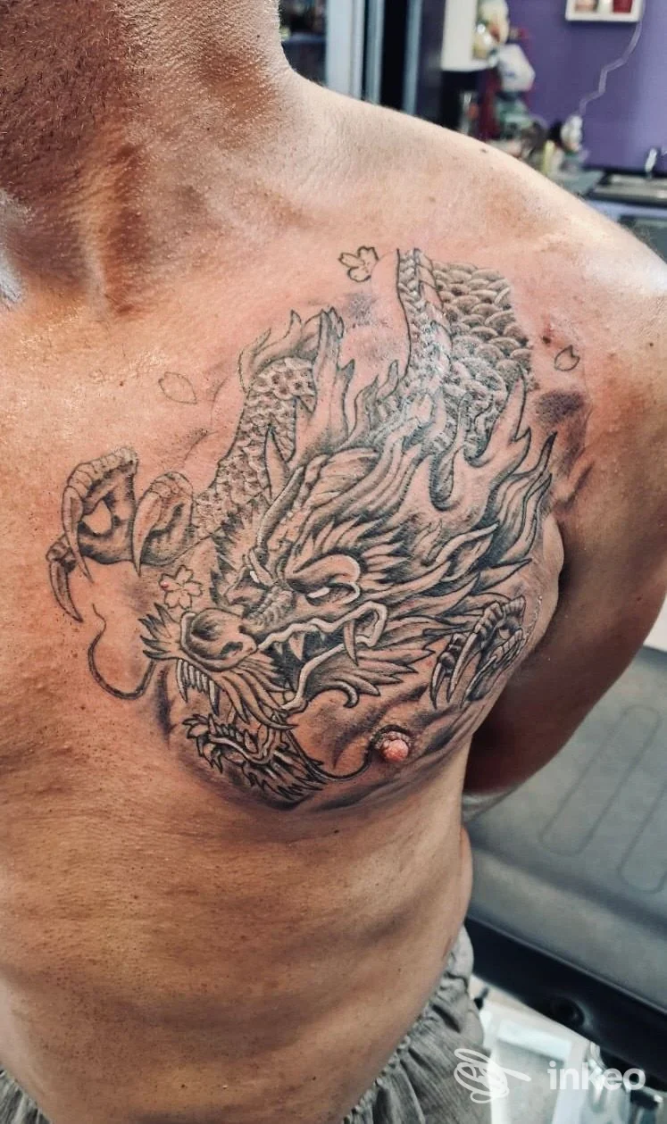 Tatuaggio drago in bianco e nero sul petto e spalla destra di un cliente, fotografato nello studio KillCandy Tattoo & Piercing Studio a Volpago del Montello.
