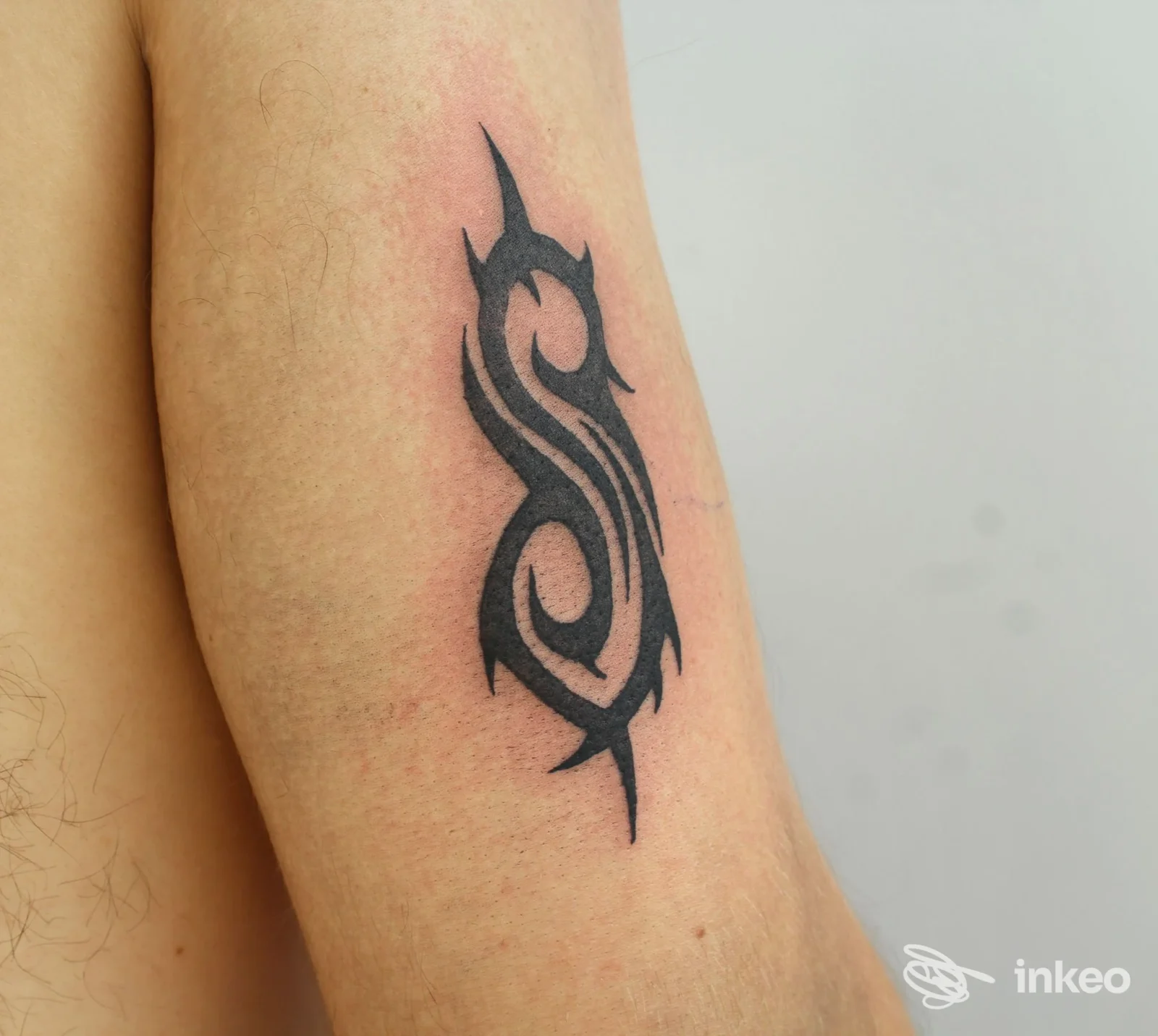 Tatuaggio tribale nero sul lato interno del braccio, fotografia dello studio LIBRE TATTOO di Pretto Camilla a Schio.