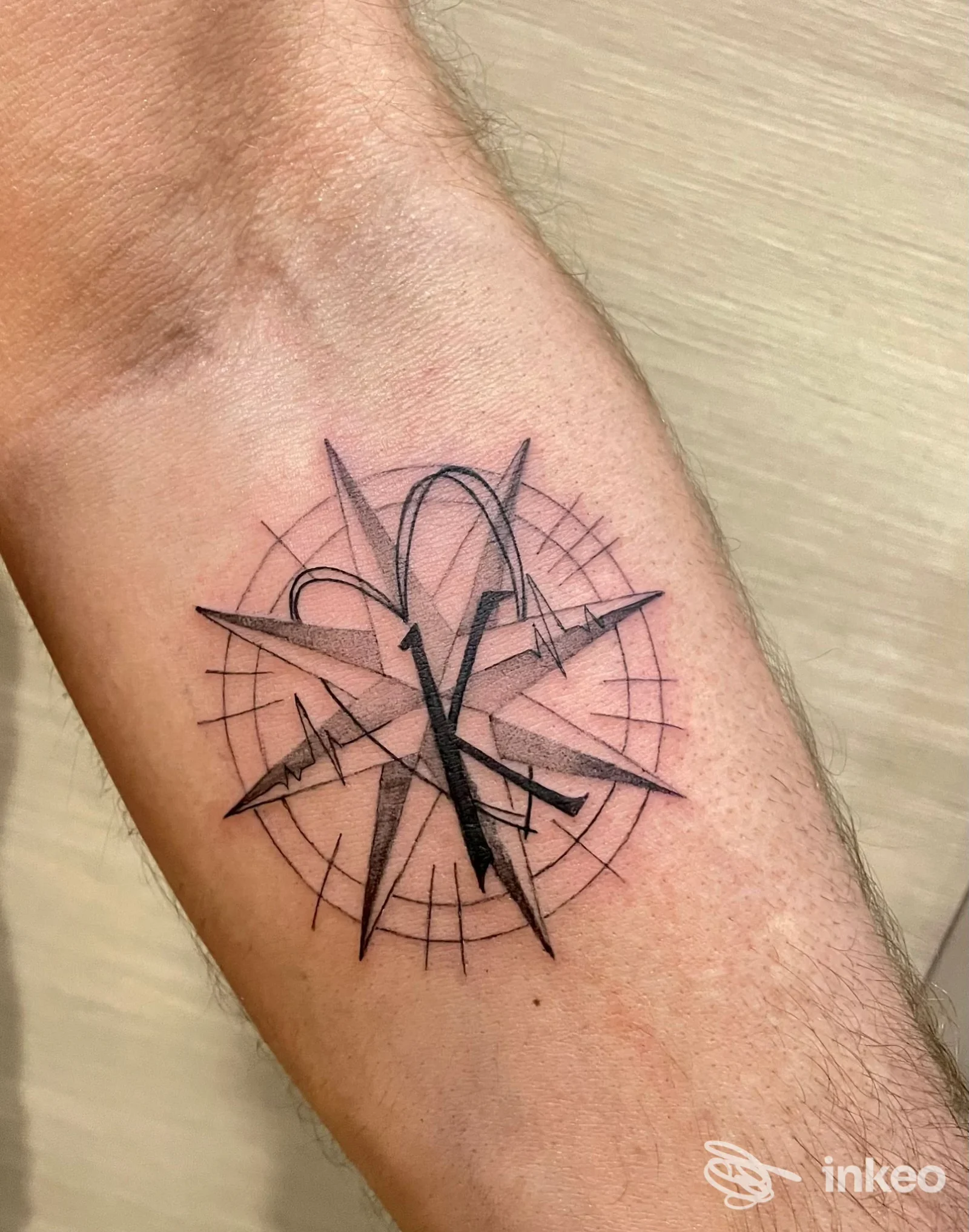 Tatuaggio a rosa dei venti stilizzata e geometrica sull'avambraccio, eseguito da LISA MARY ZONTA TATTOO a Bassano del Grappa.