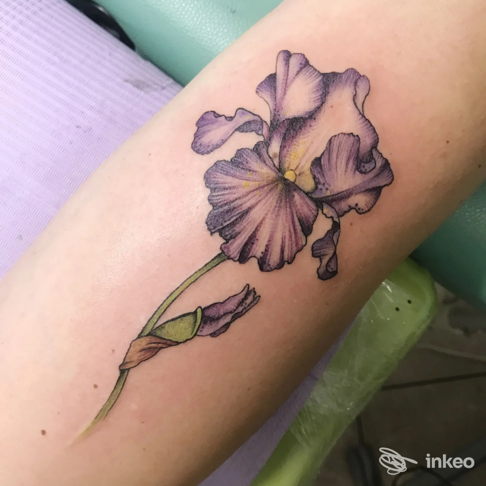 Tatuaggio floreale viola sull'avambraccio, eseguito da LaPerfida Bottega Tattoo Studio a Vittorio Veneto.