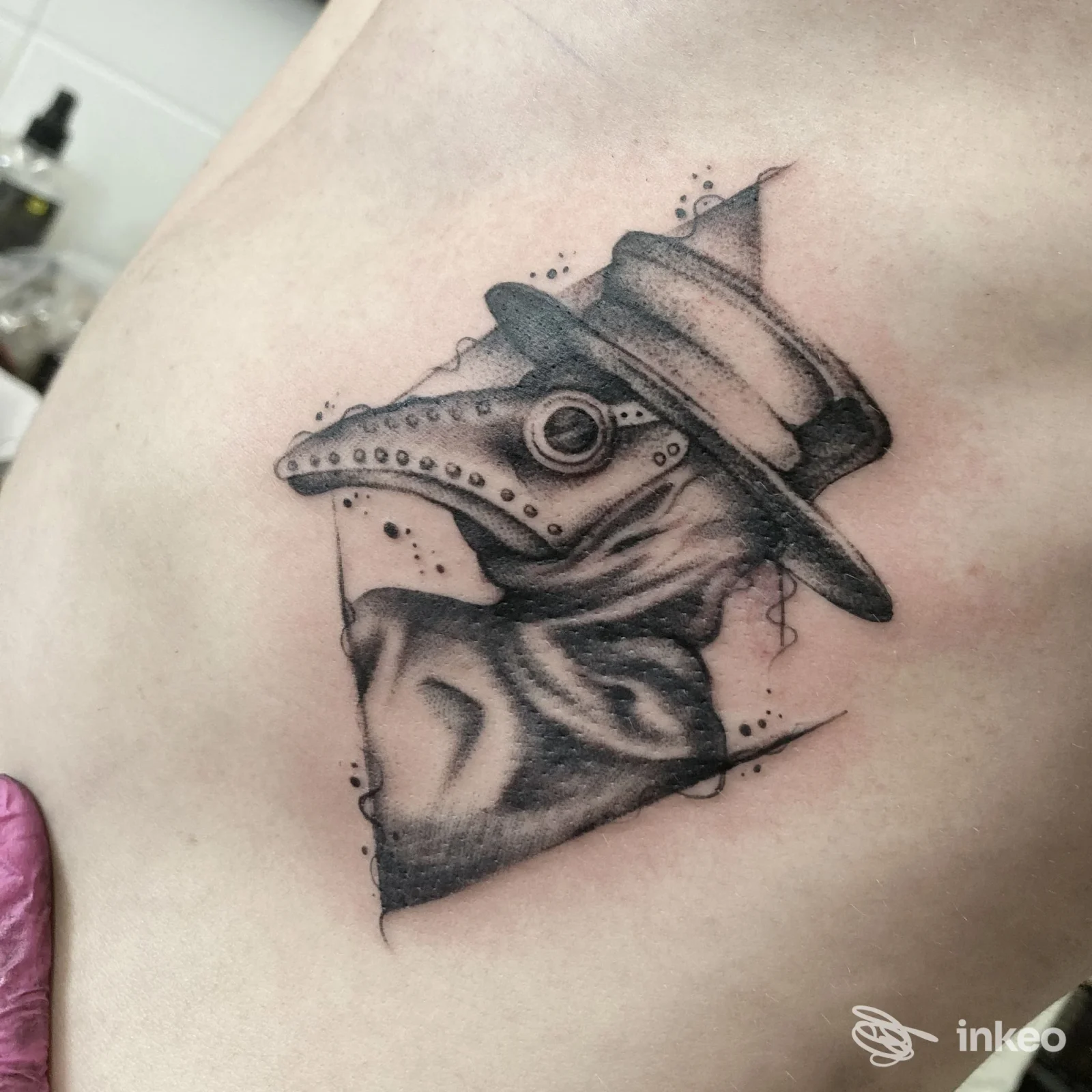 Tatuaggio in bianco e nero di un medico della peste sul fianco, fotografato presso LaPerfida Bottega Tattoo Studio, Vittorio Veneto.