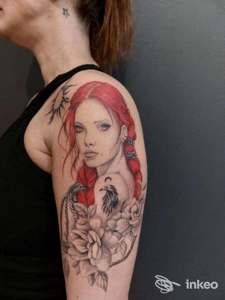 Ritratto femminile tatuato sul braccio superiore, foto di Lion Tattoo a Fontaniva.