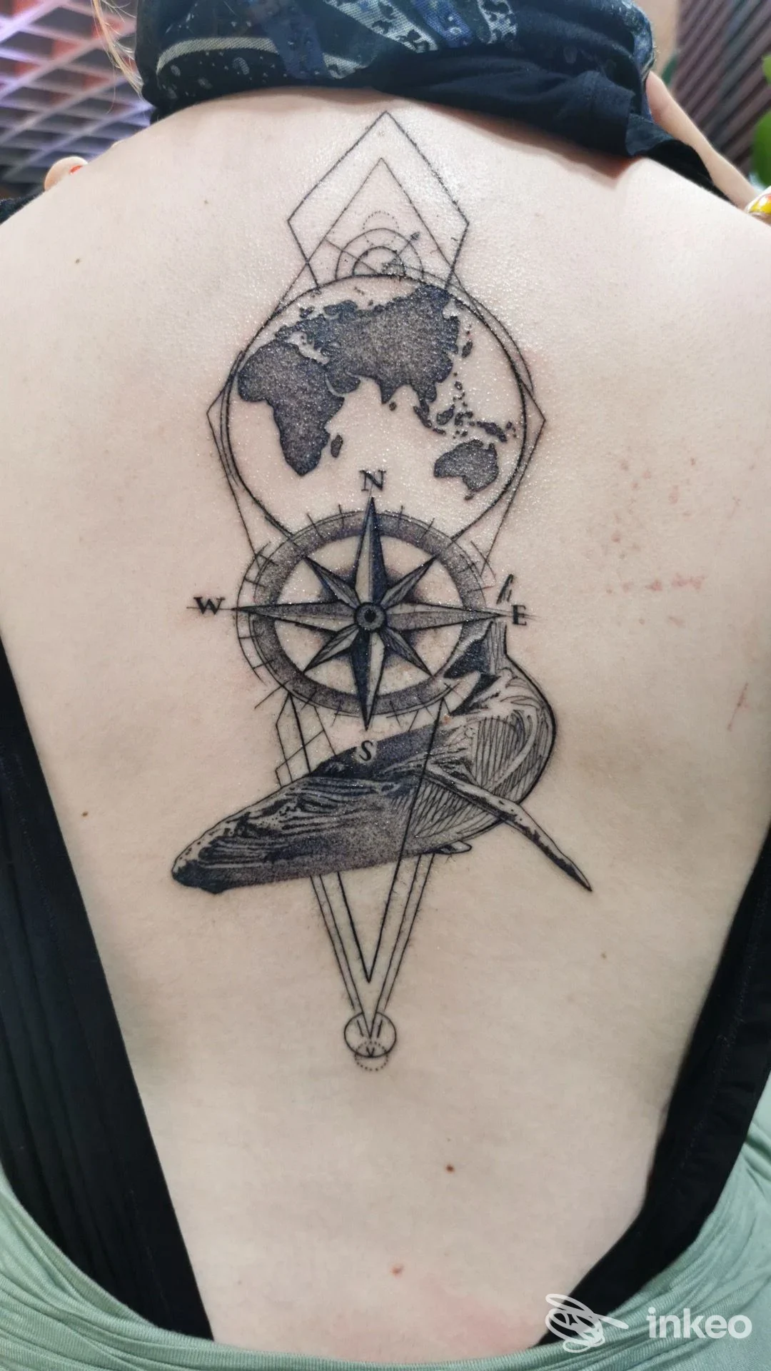 Grande tatuaggio blackwork/dotwork su schiena con mappa del mondo e bussola — Loose Doggs Tattoo Studio, Venezia.