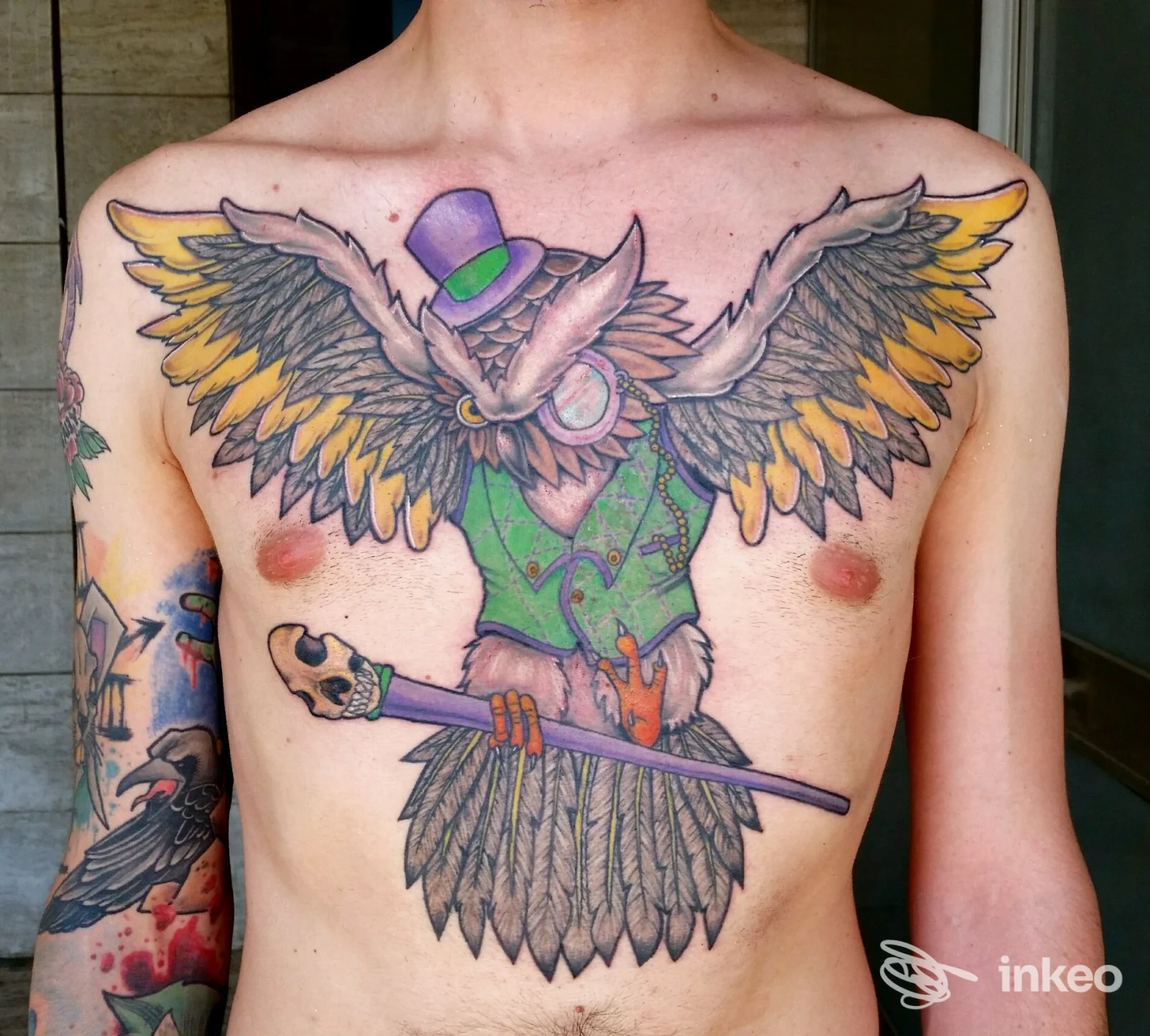 Grande tatuaggio colorato a gufo/uccello sul petto, Living Colors 6 Tattoo & Body Piercing, Castelfranco Veneto.