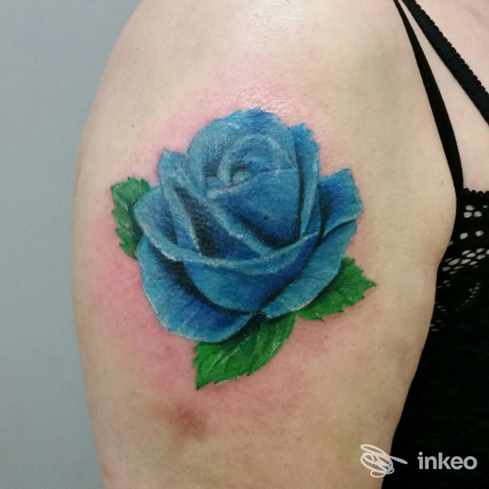 Tatuaggio di una rosa blu sulla spalla, foto inviata dallo studio Living Colors 6 Tattoo & Body Piercing a Castelfranco Veneto.
